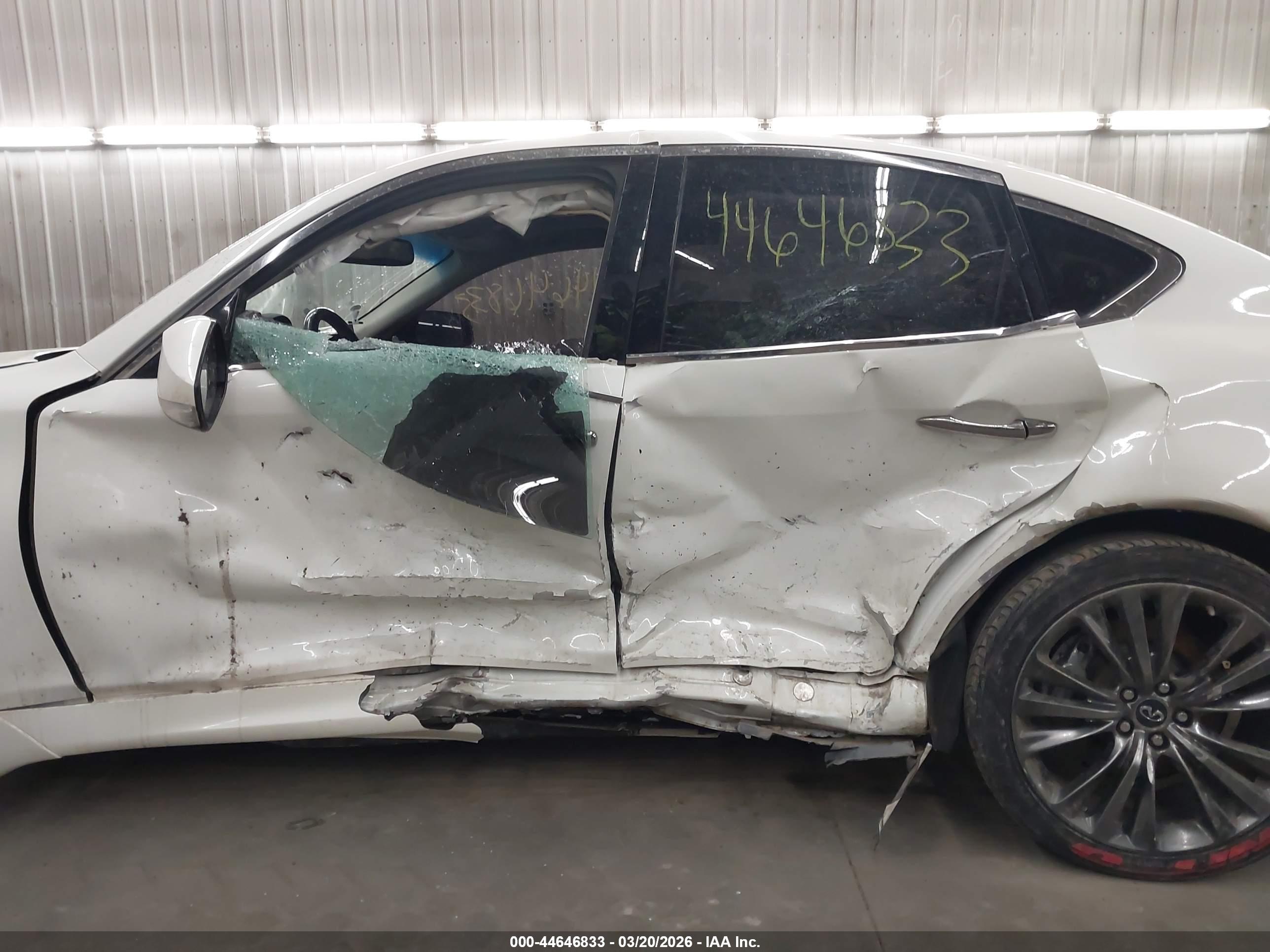 INFINITI Q70 image 6