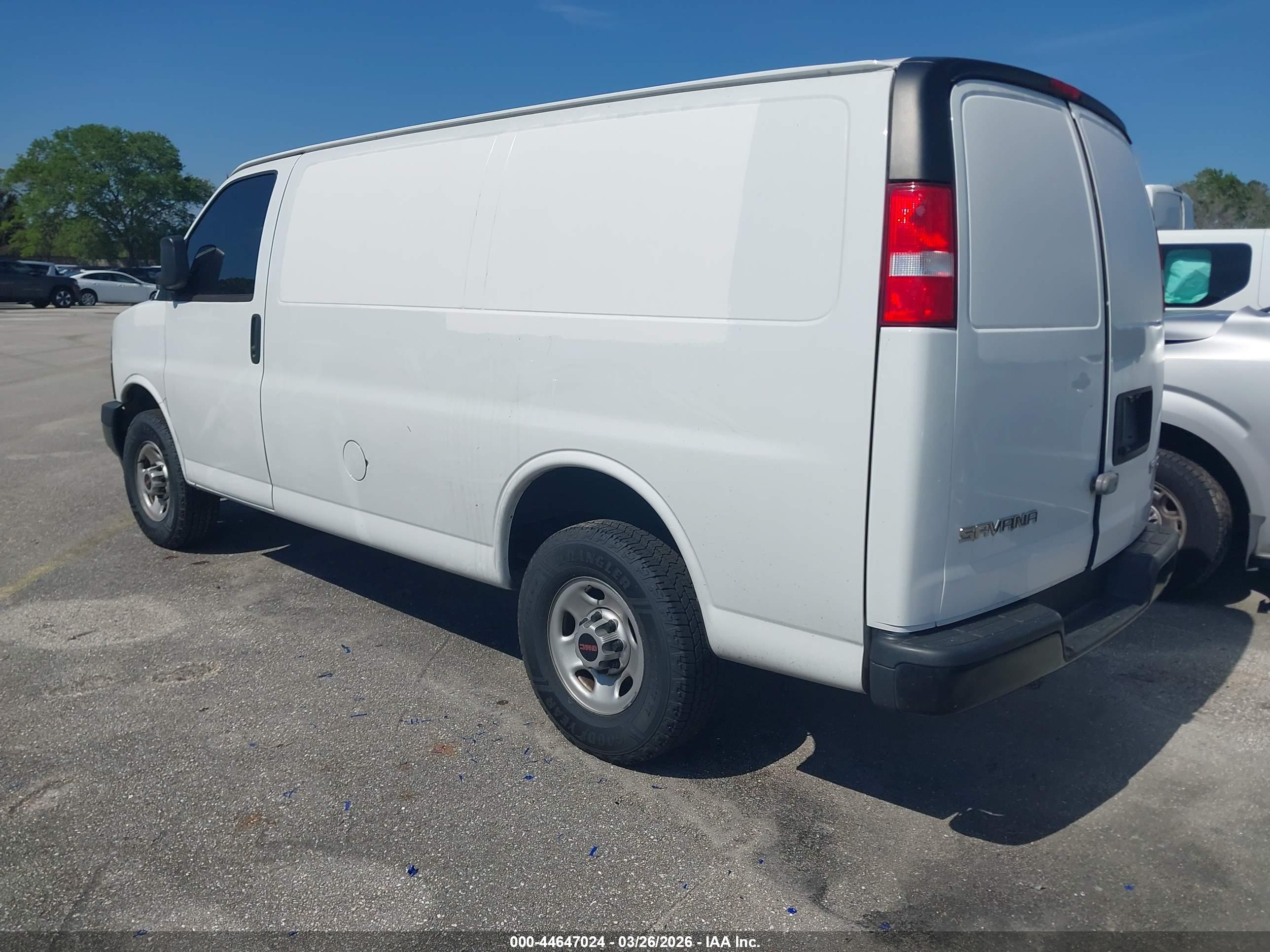 GMC SAVANA image 3