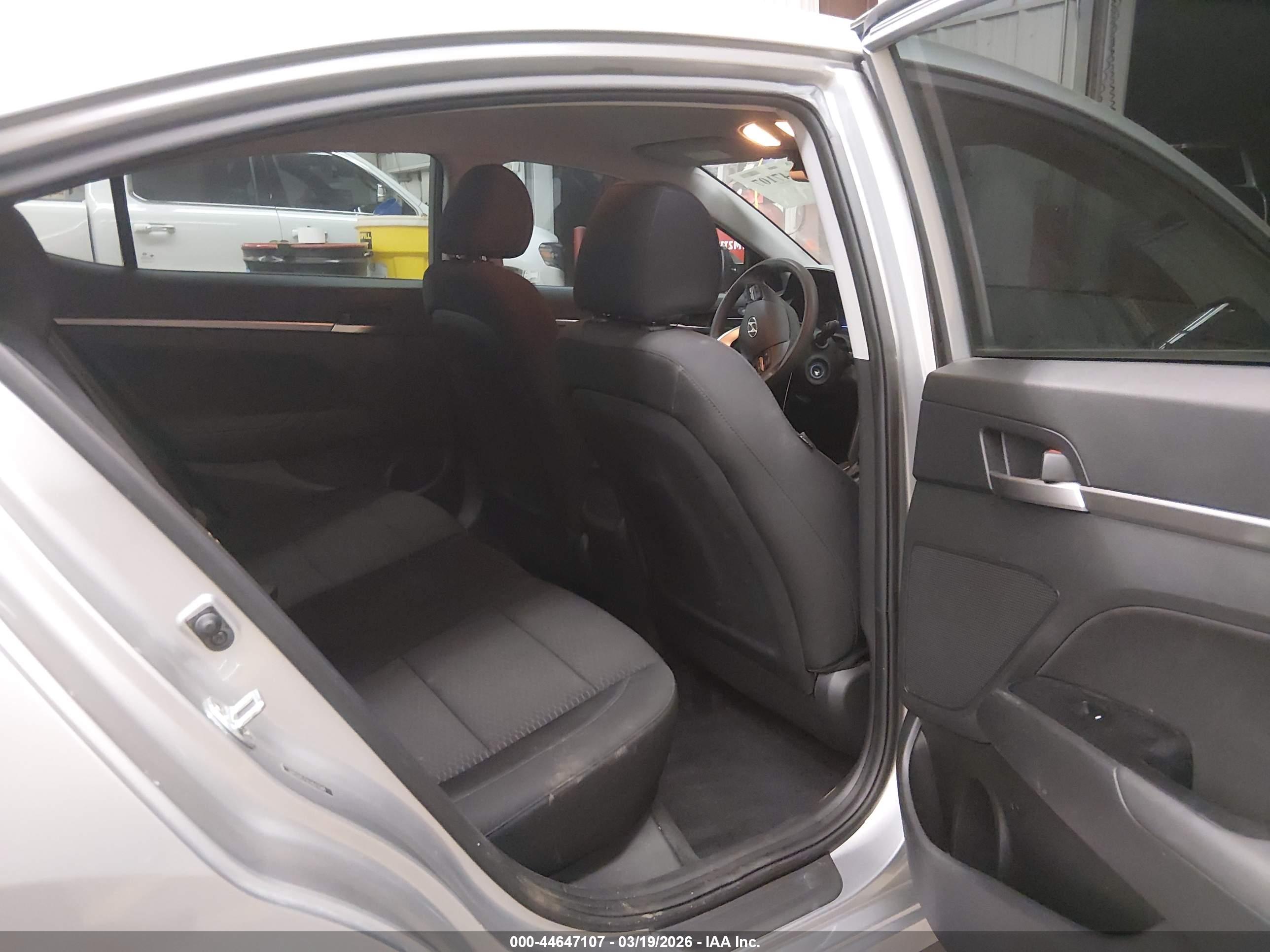 HYUNDAI ELANTRA image 8