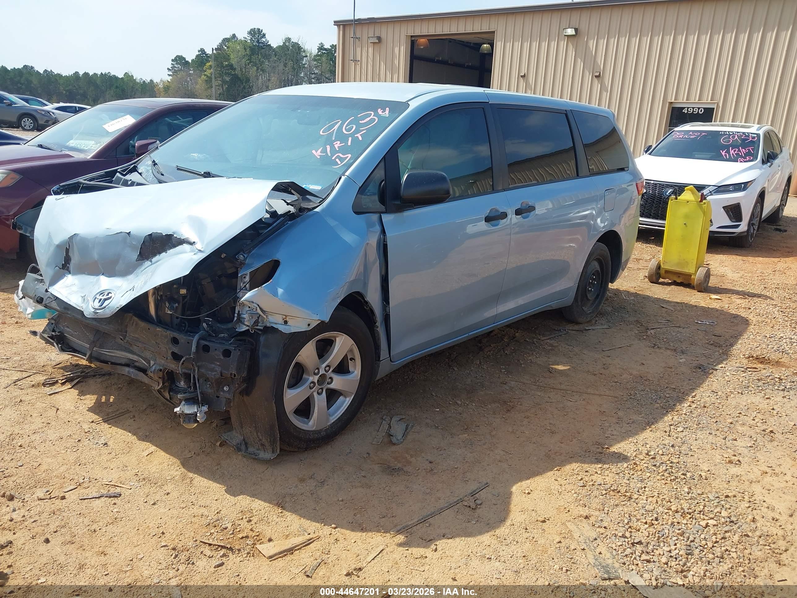TOYOTA SIENNA image 2