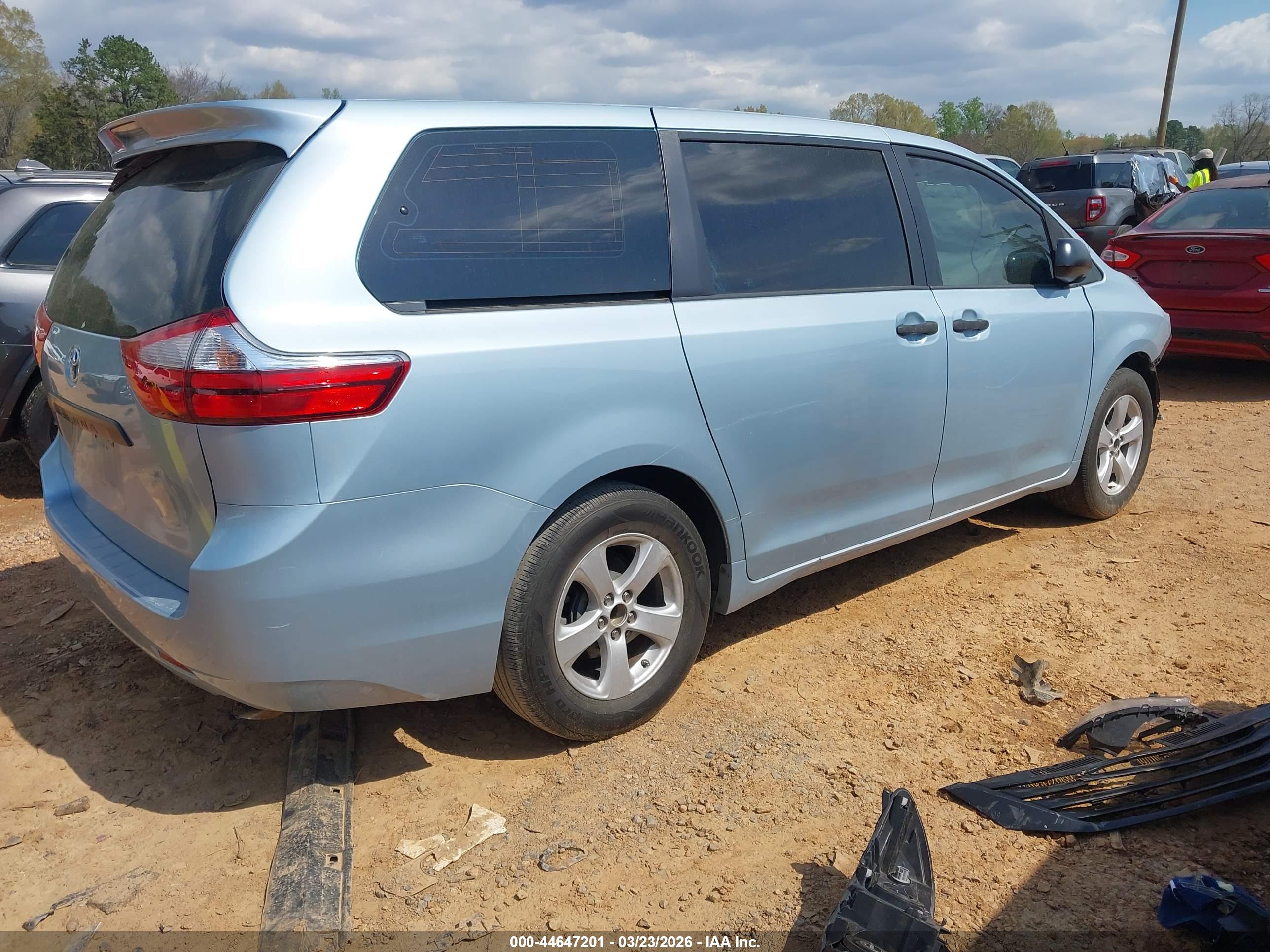 TOYOTA SIENNA image 4