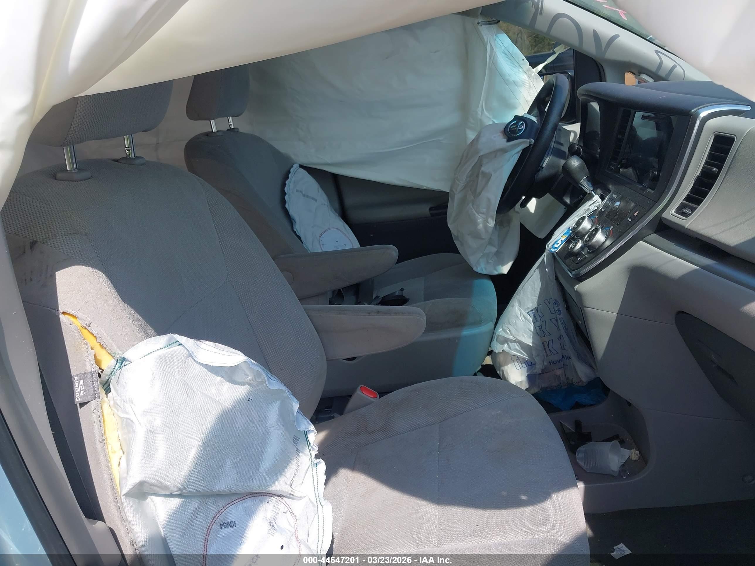 TOYOTA SIENNA image 5