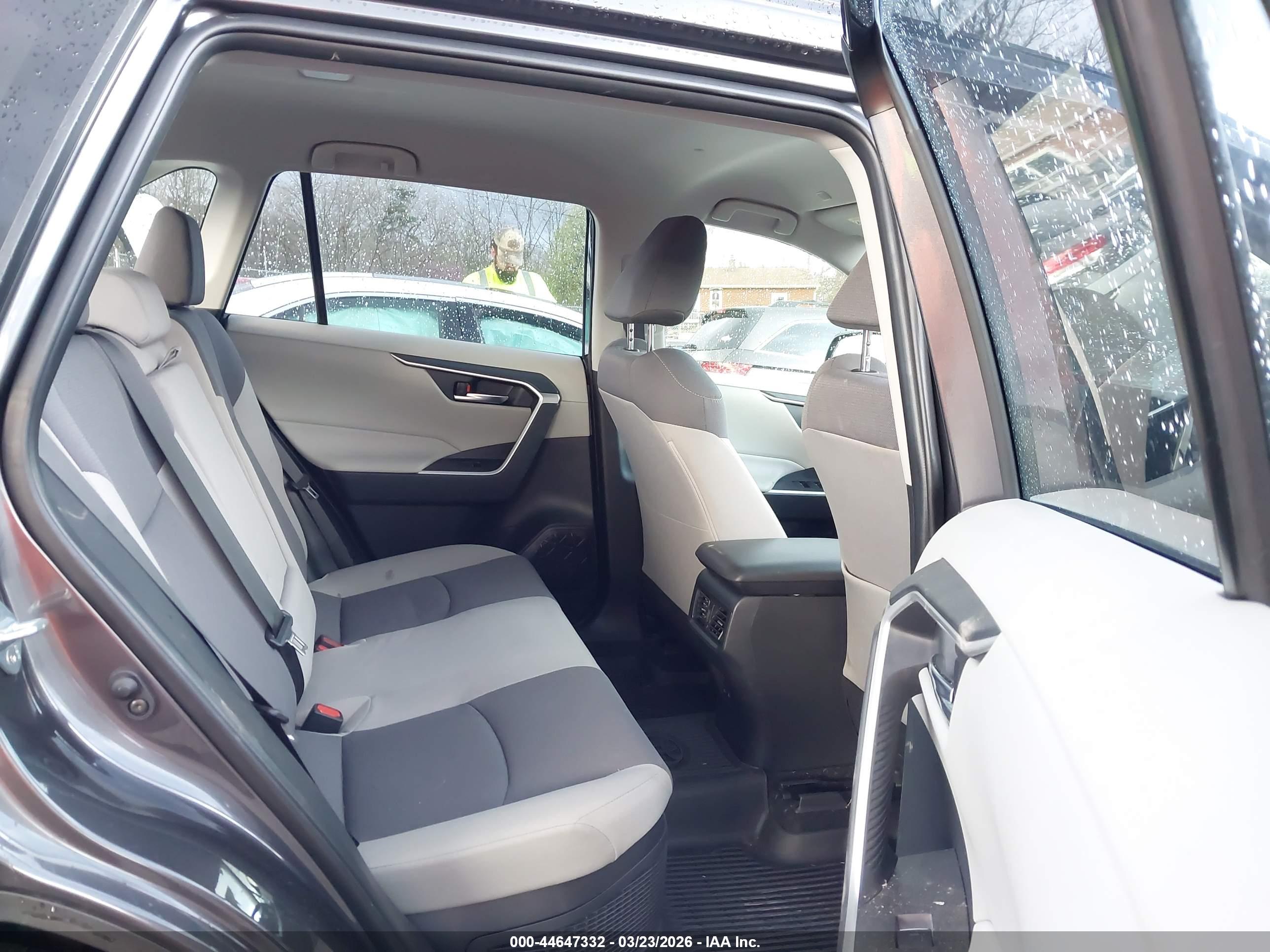 TOYOTA RAV4 image 8