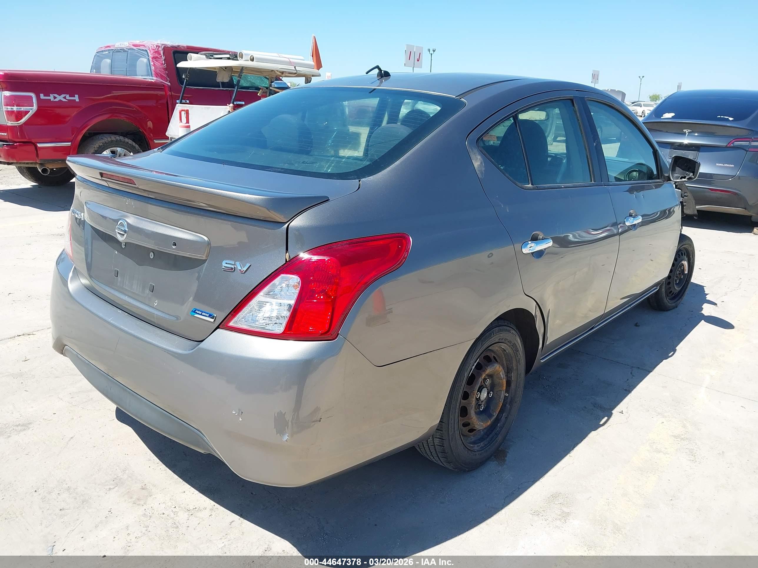 NISSAN VERSA image 4