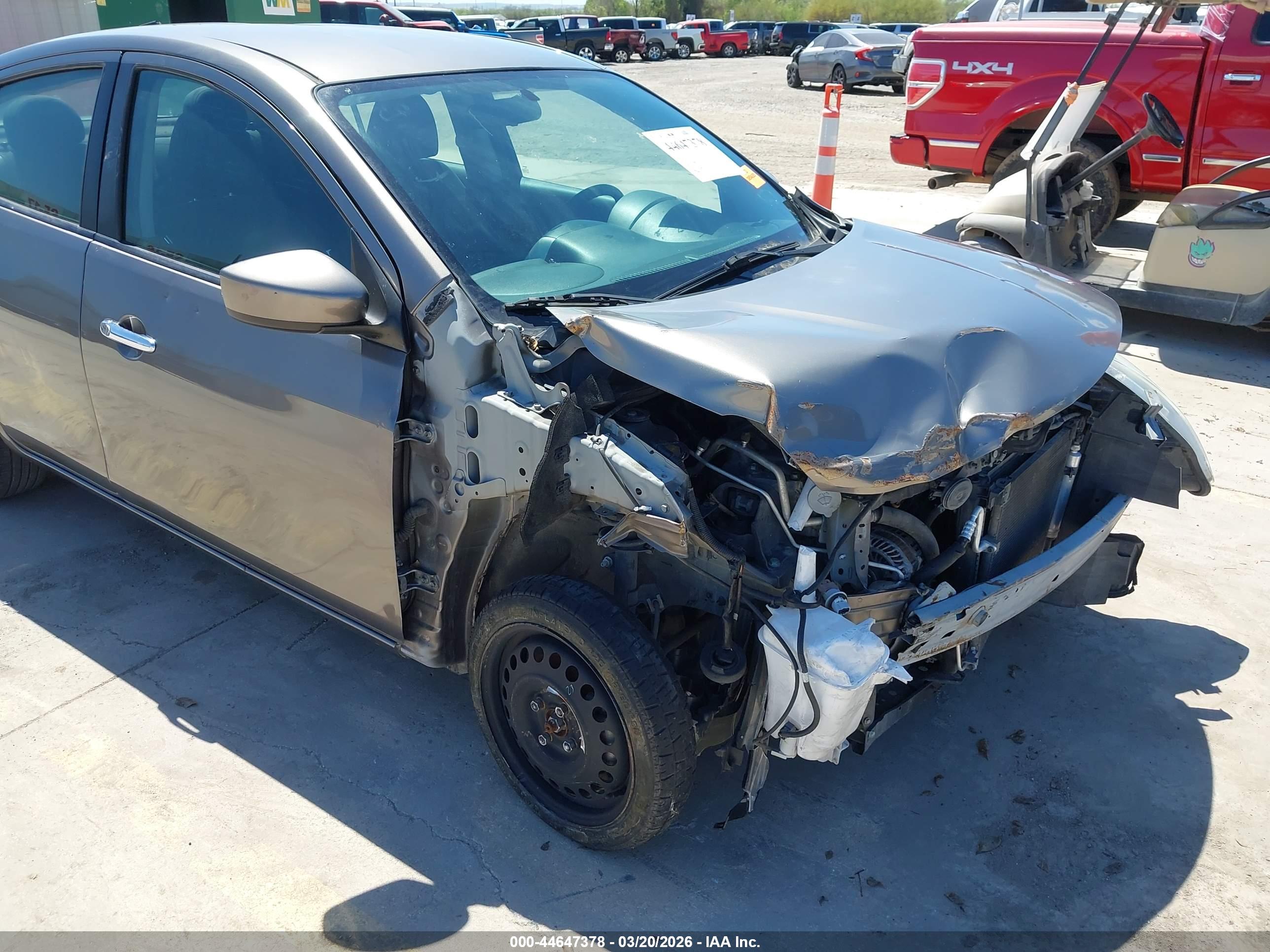 NISSAN VERSA image 6