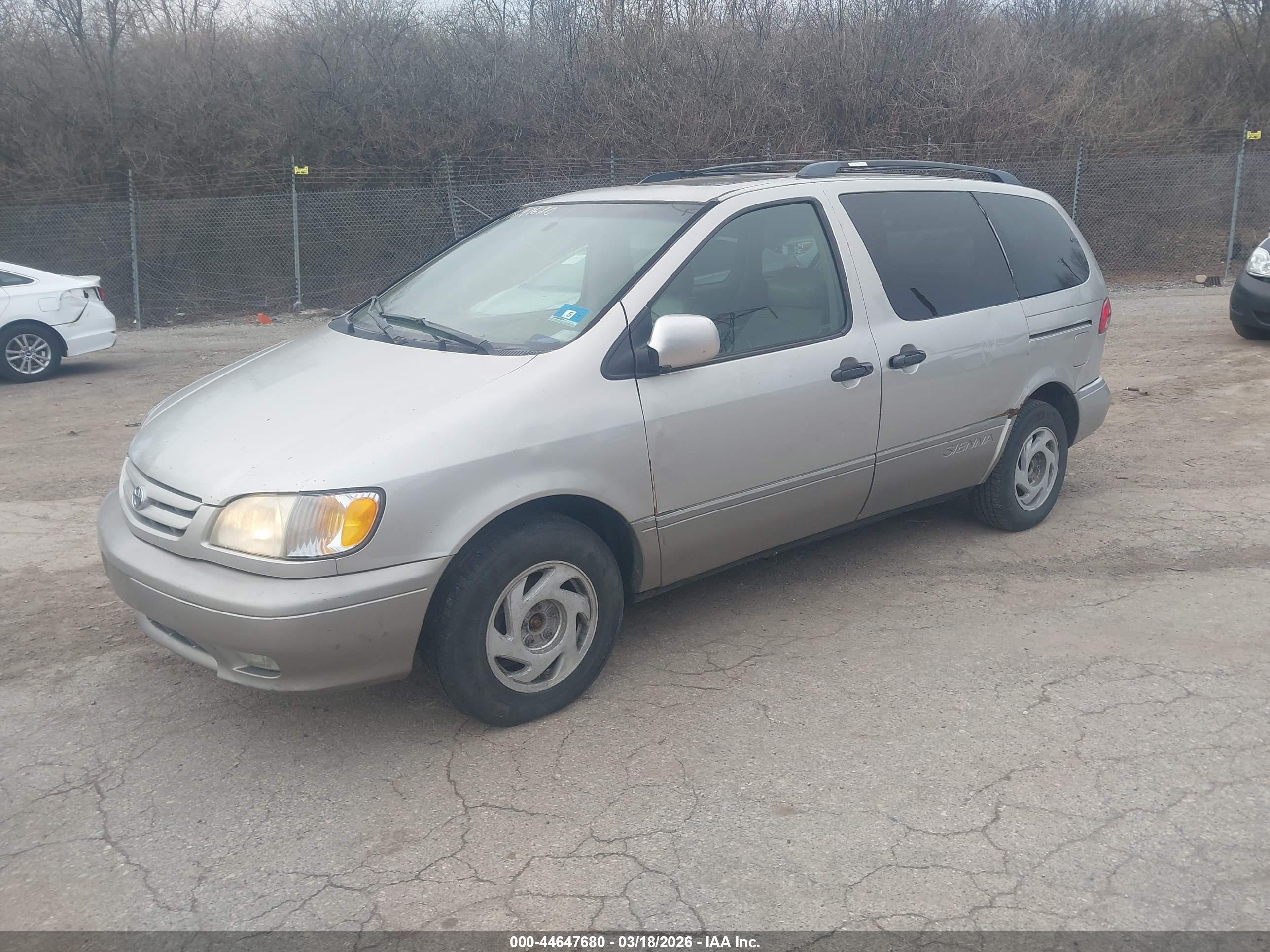 TOYOTA SIENNA image 2