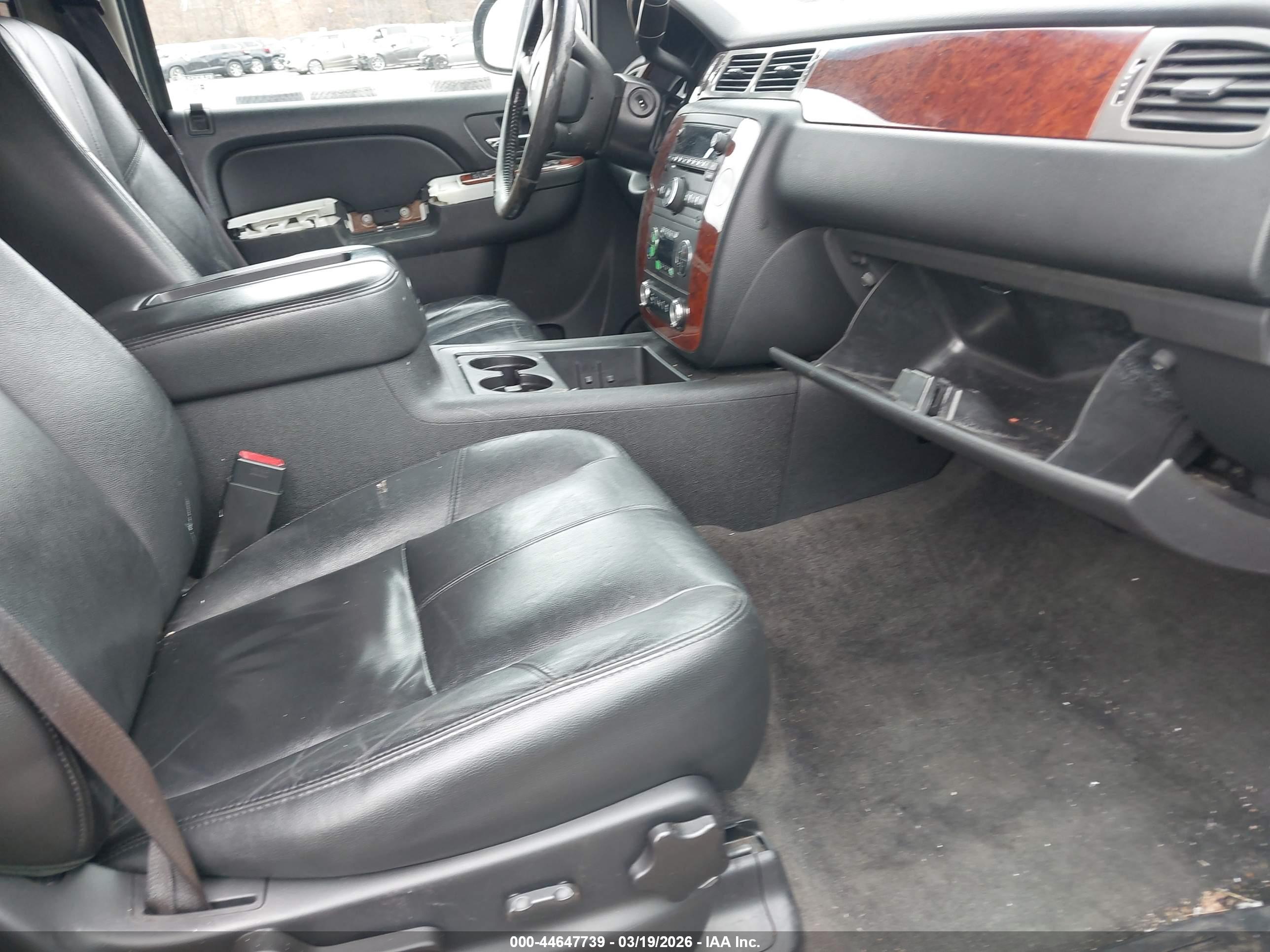CHEVROLET SUBURBAN image 5