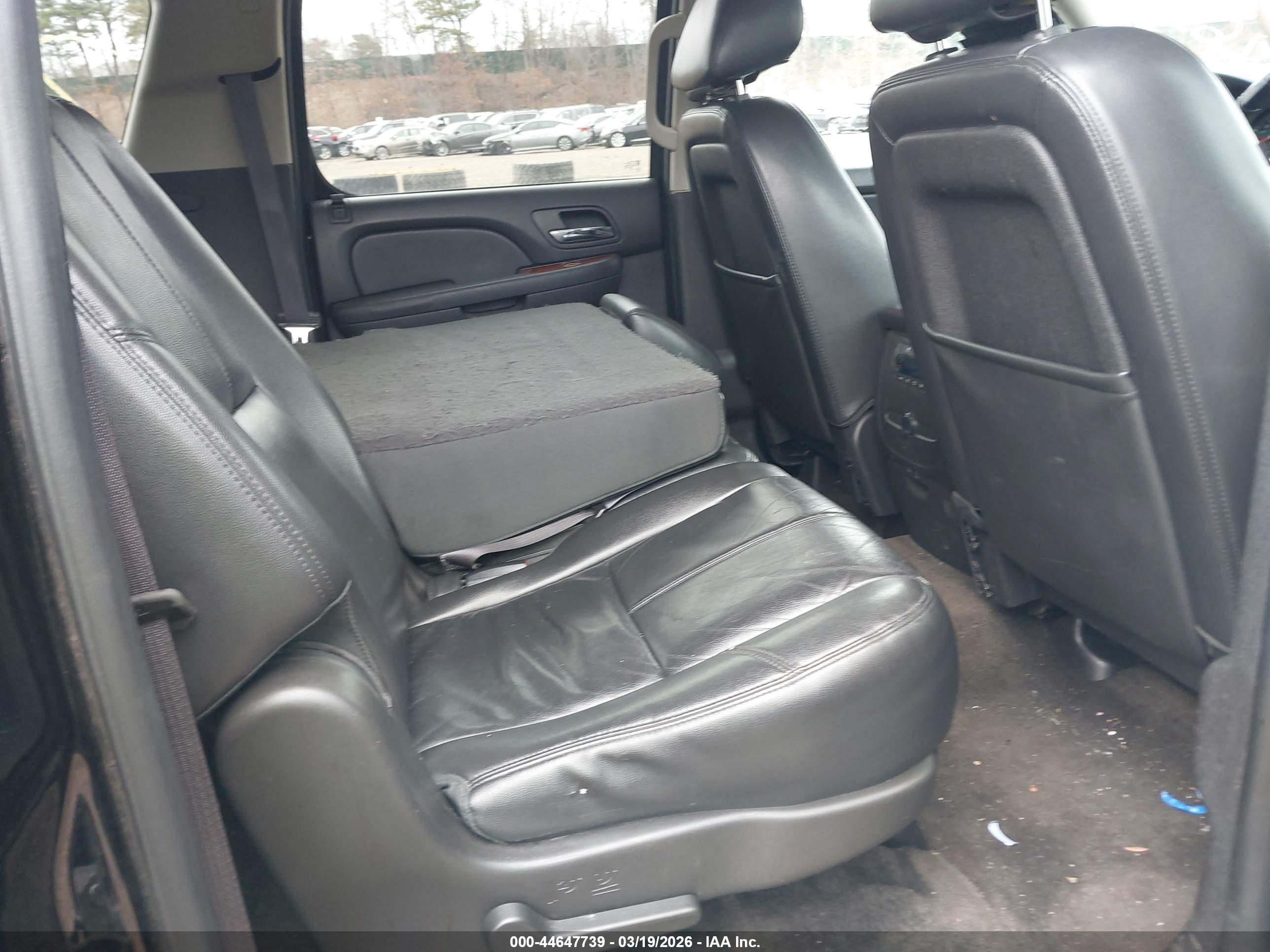 CHEVROLET SUBURBAN image 8