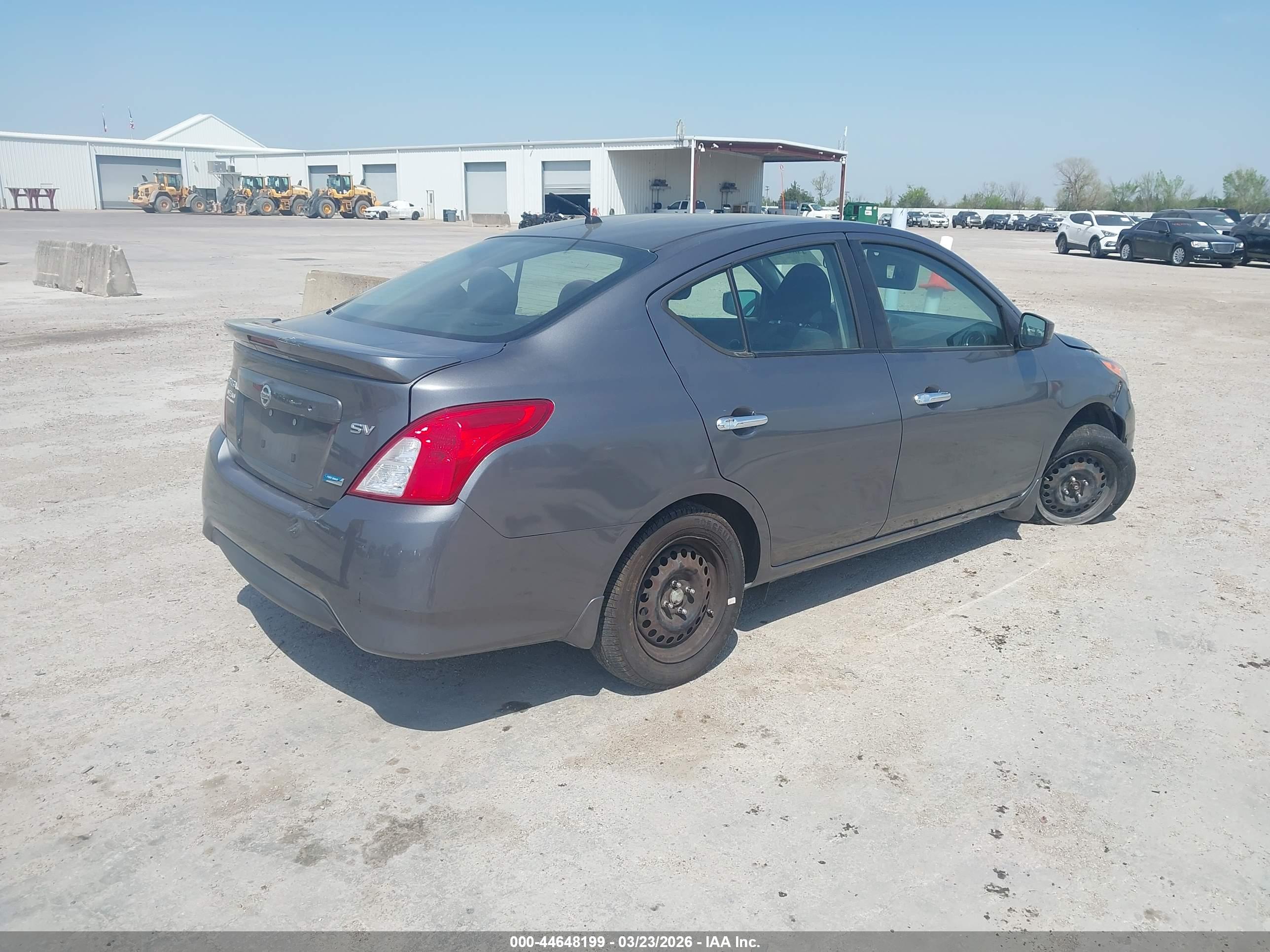 NISSAN VERSA image 4