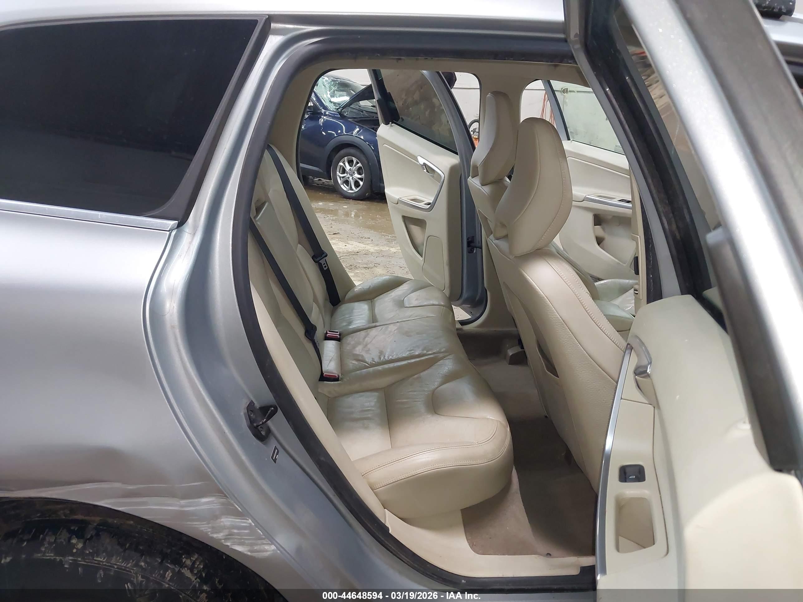 VOLVO XC60 image 8