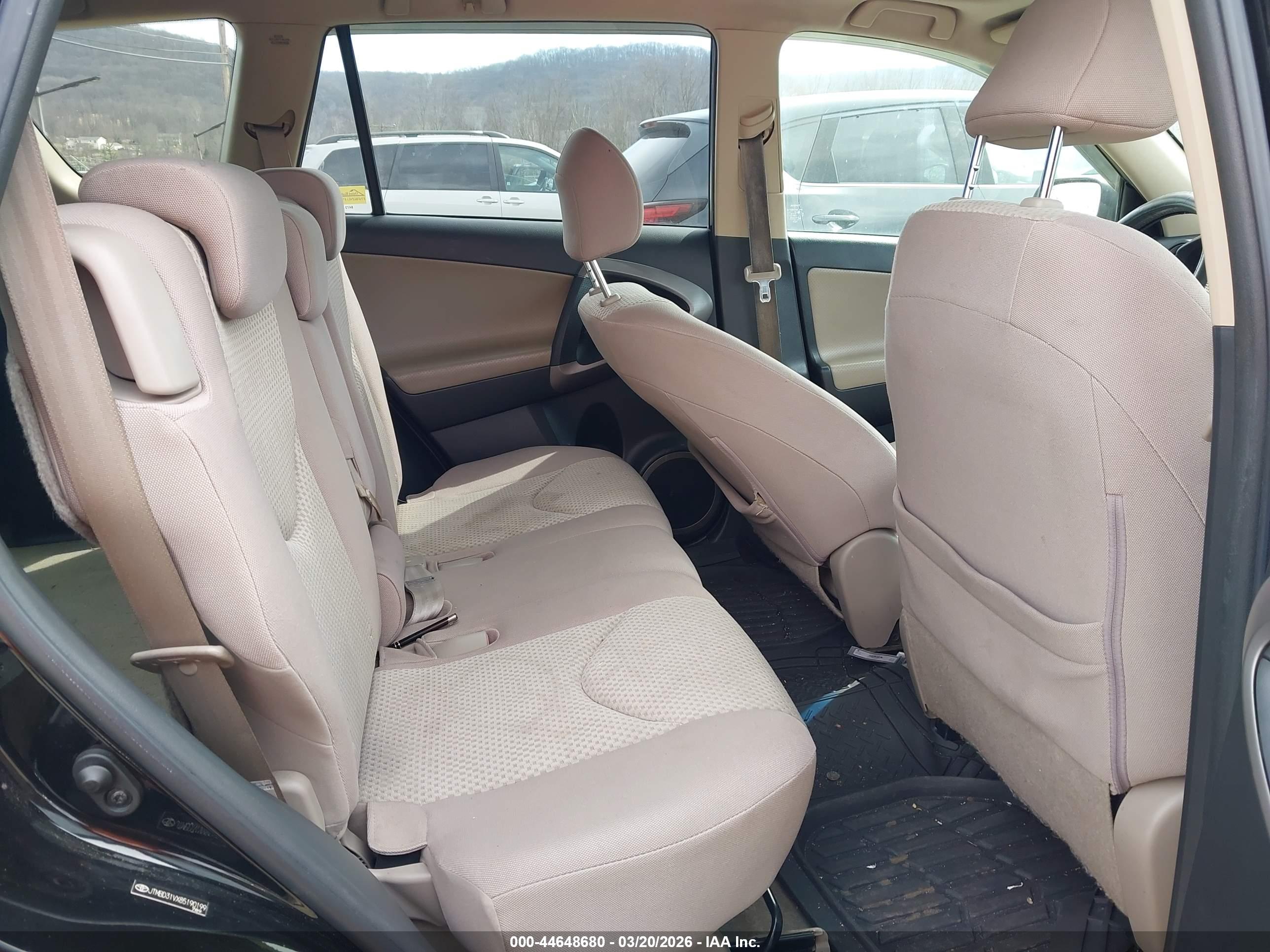 TOYOTA RAV4 image 8