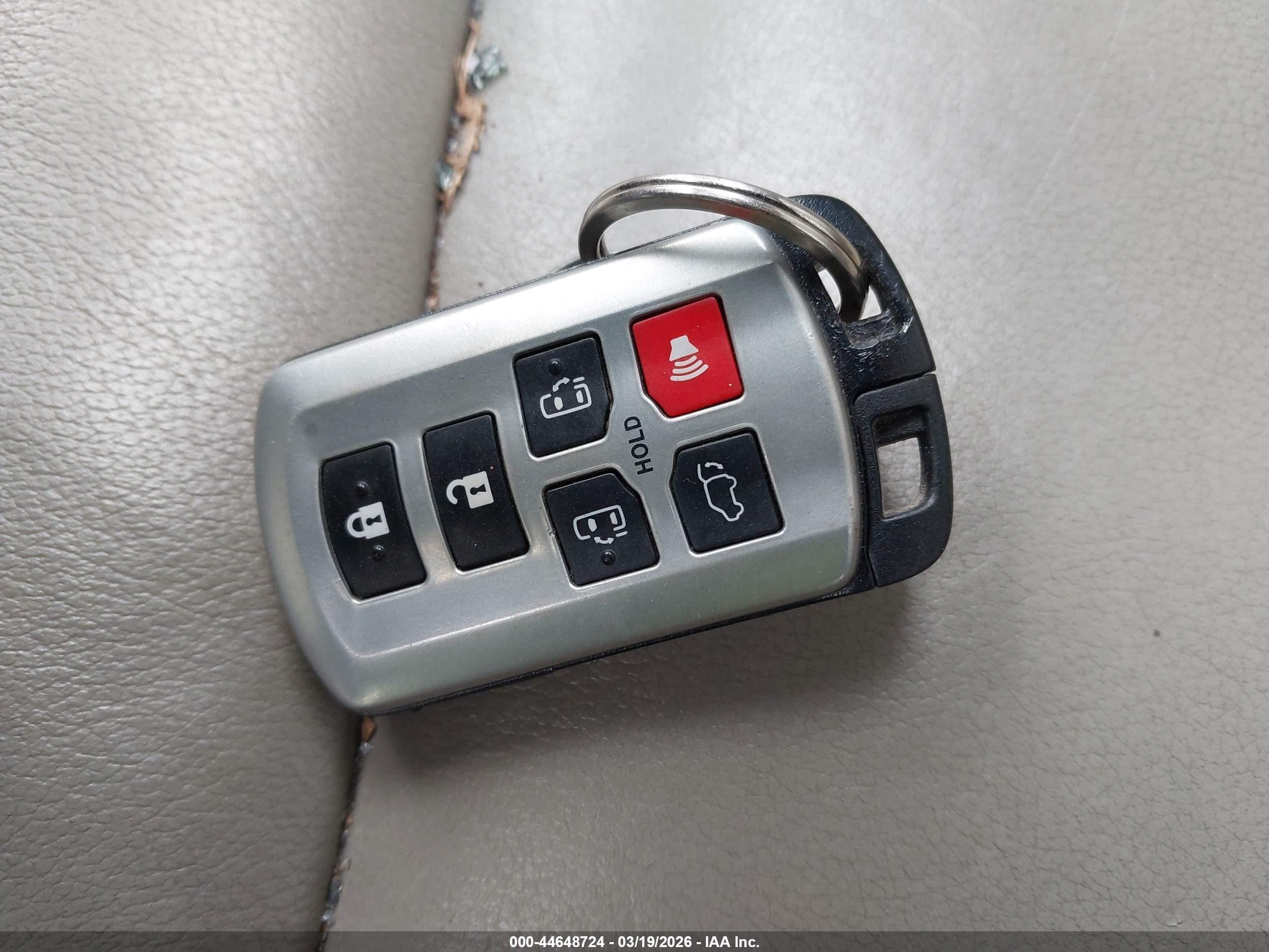 TOYOTA SIENNA image 11