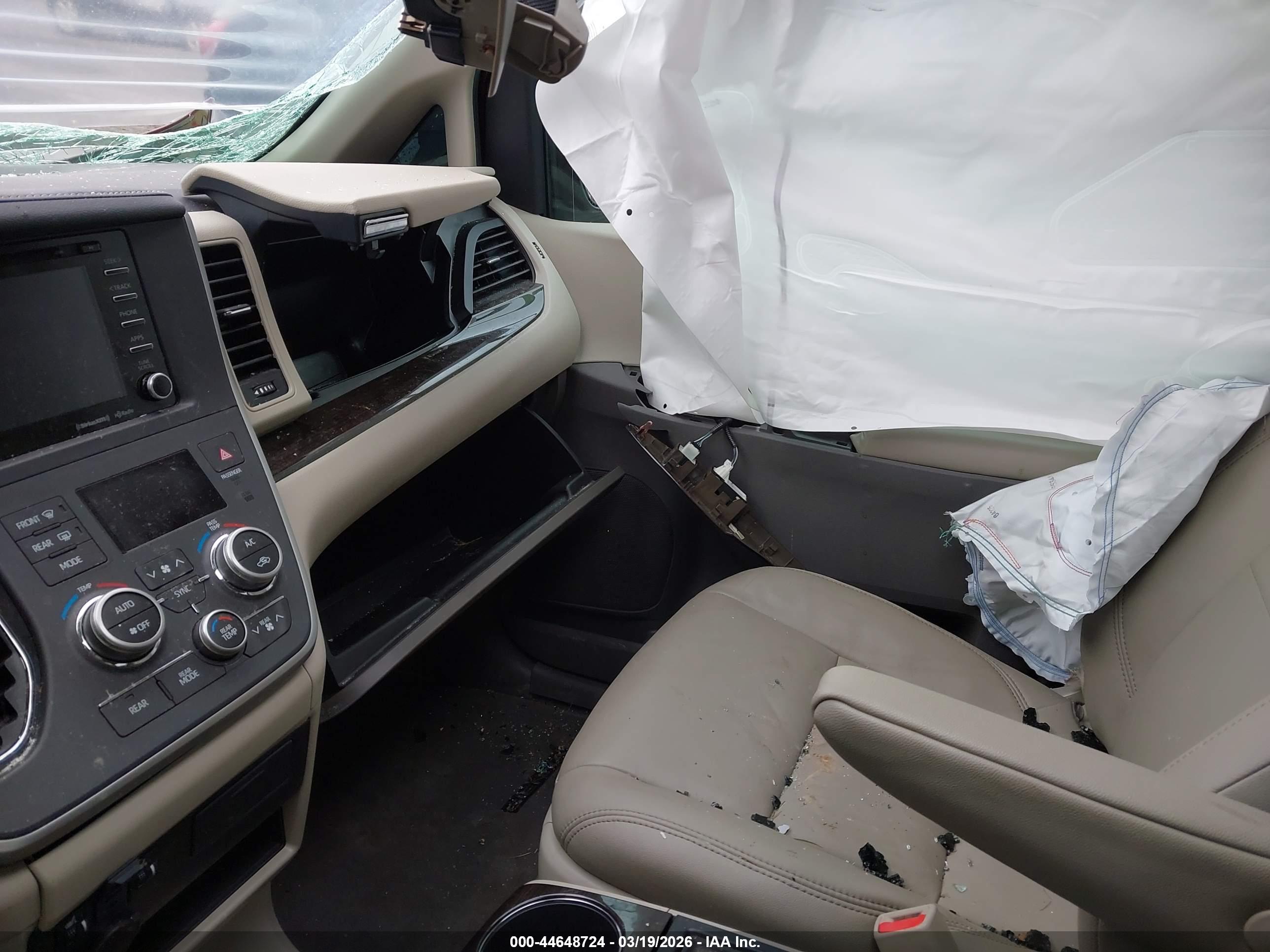 TOYOTA SIENNA image 5