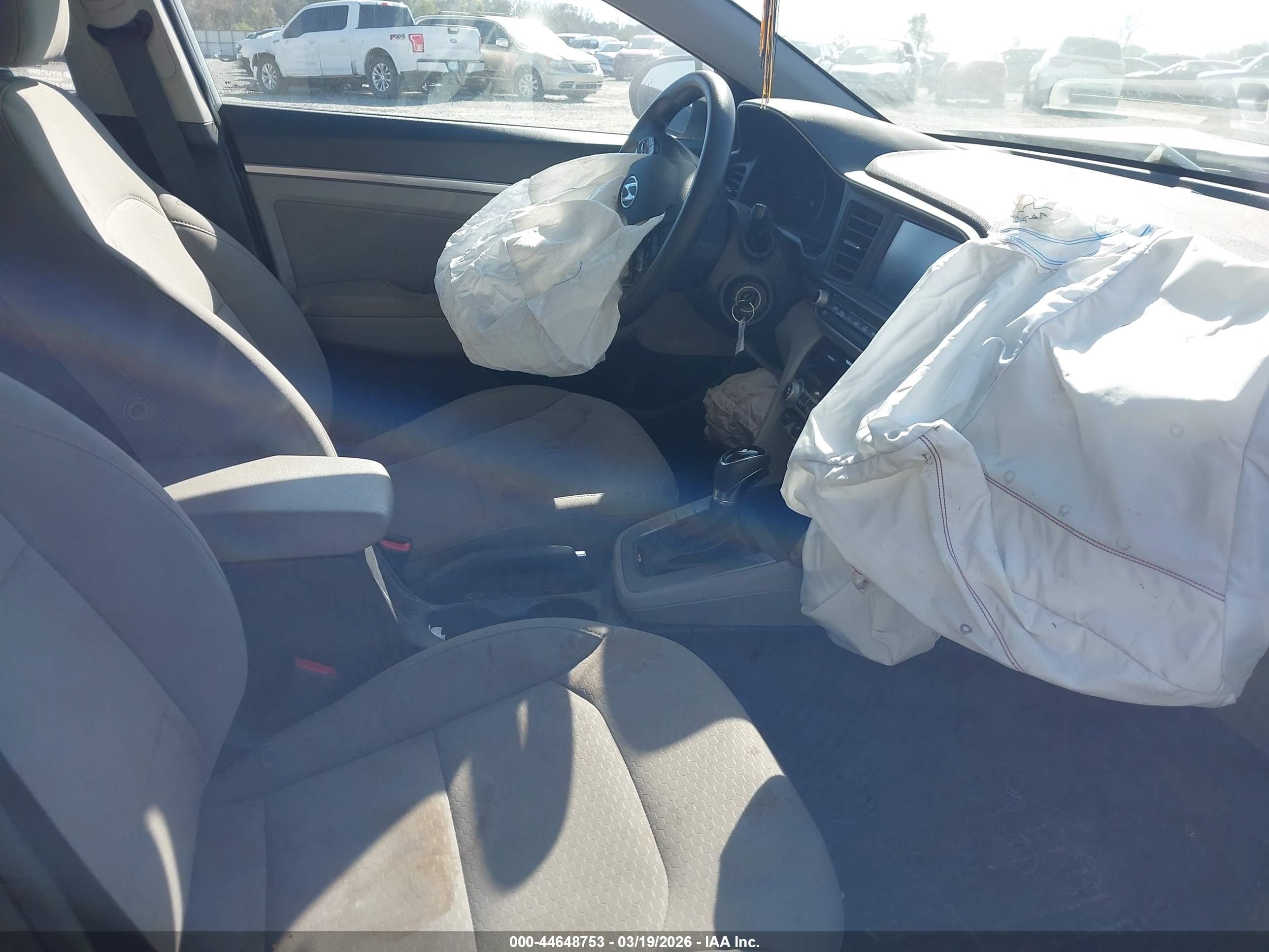 HYUNDAI ELANTRA image 5