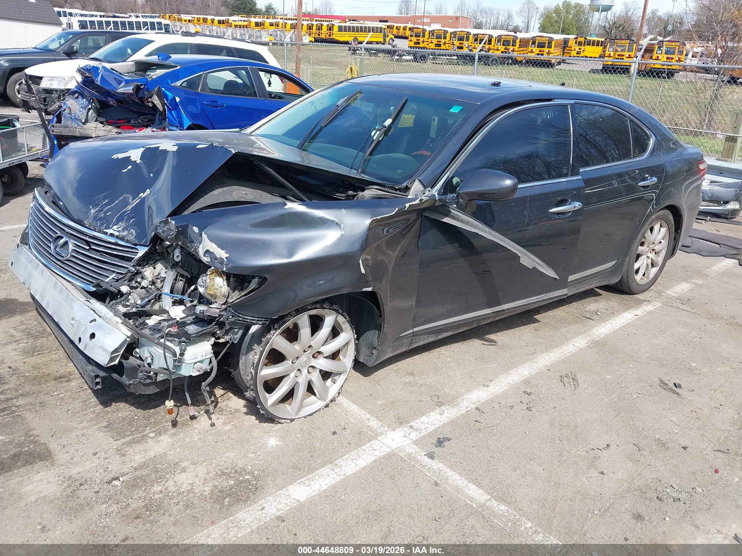 LEXUS LS image 2