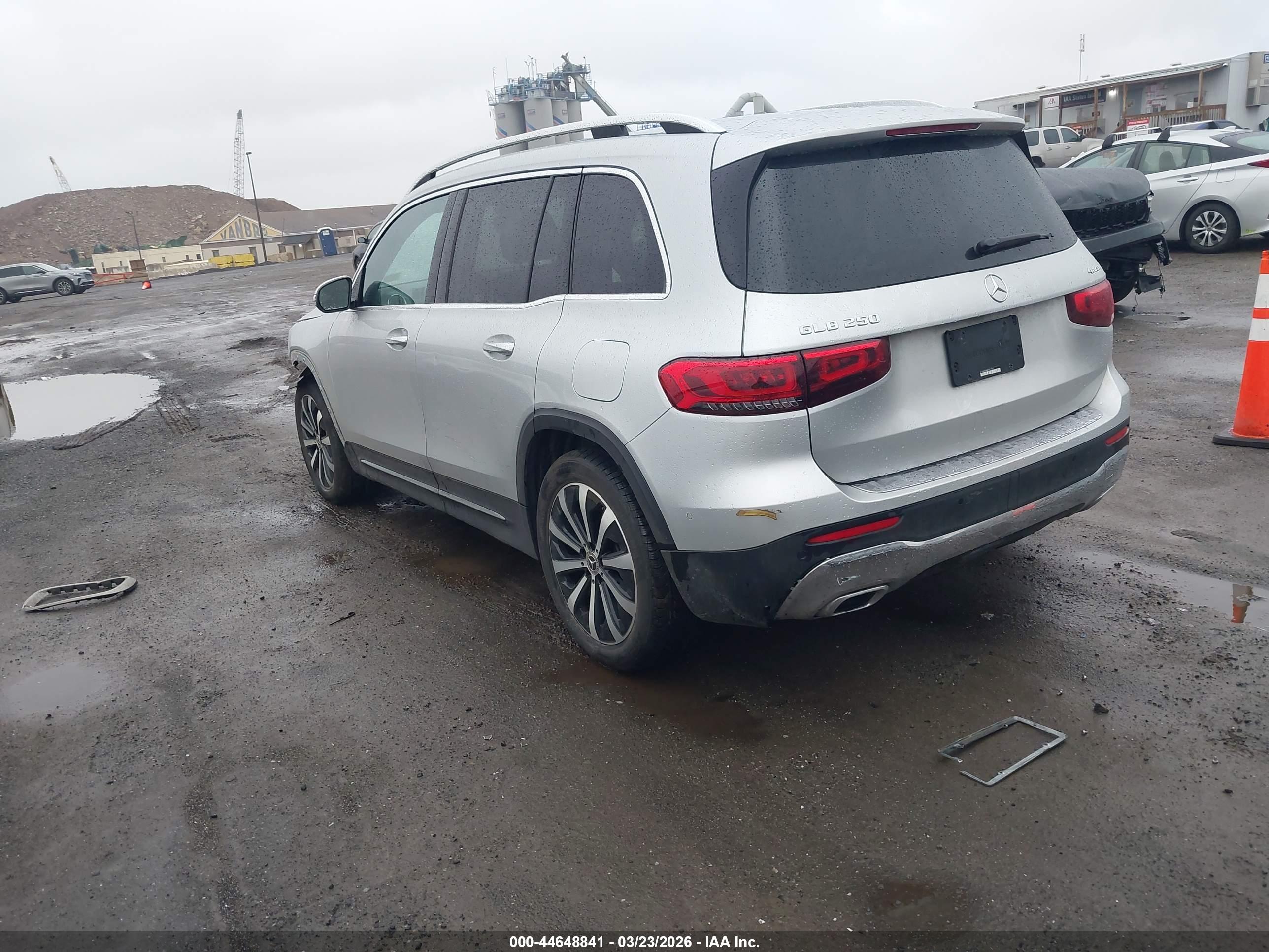 MERCEDES-BENZ GLB image 3