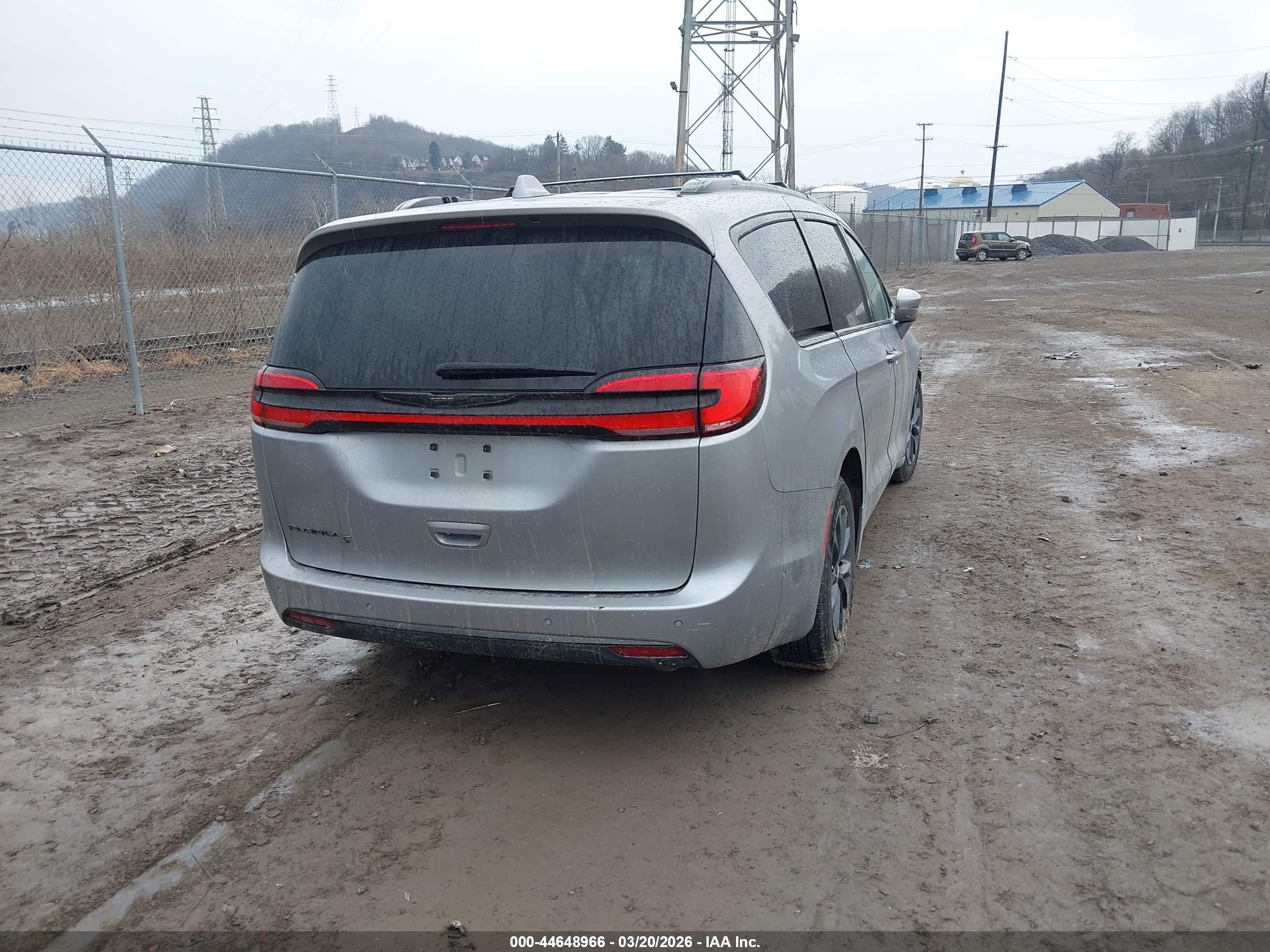 CHRYSLER PACIFICA image 4