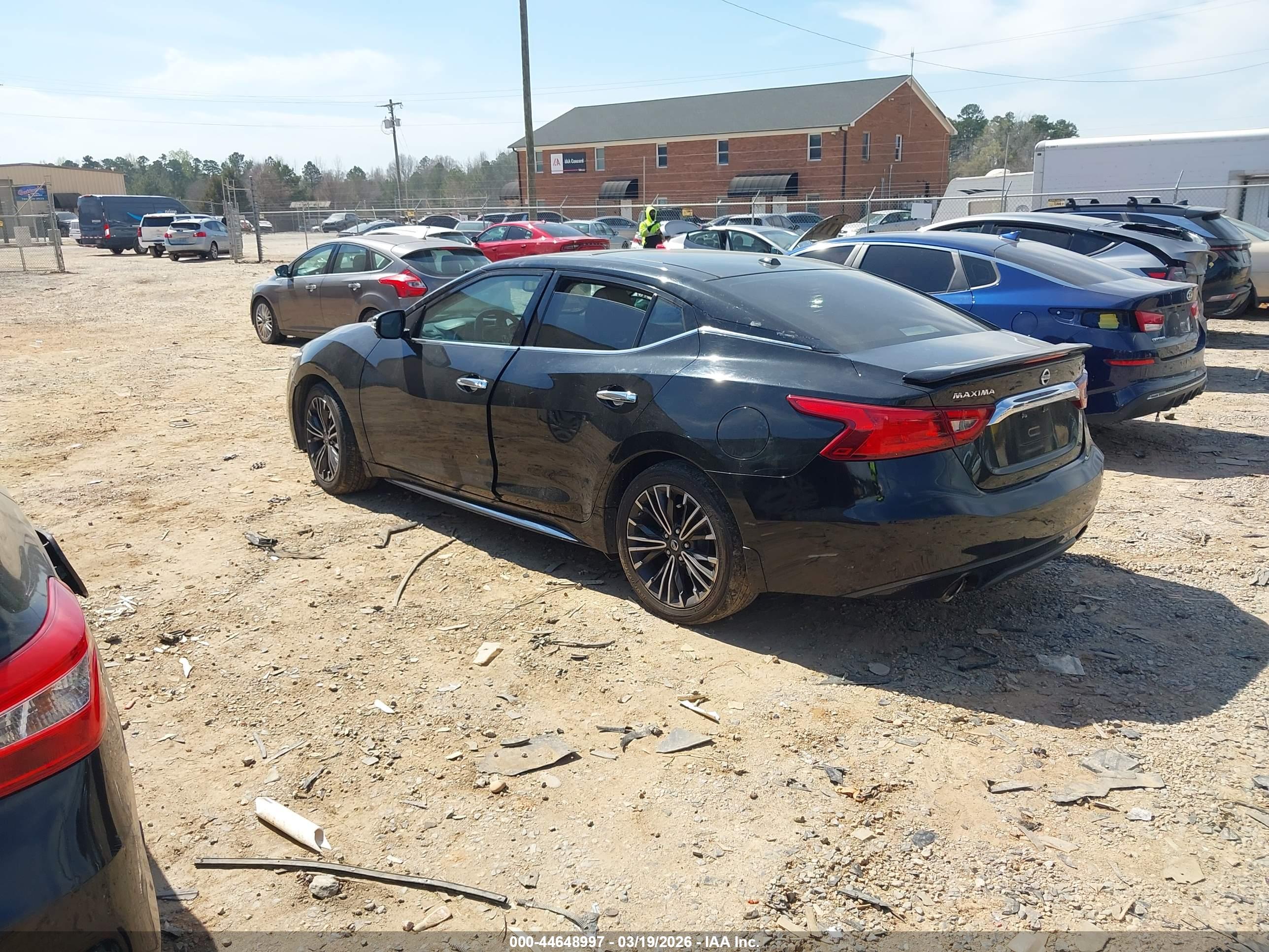 NISSAN MAXIMA image 3
