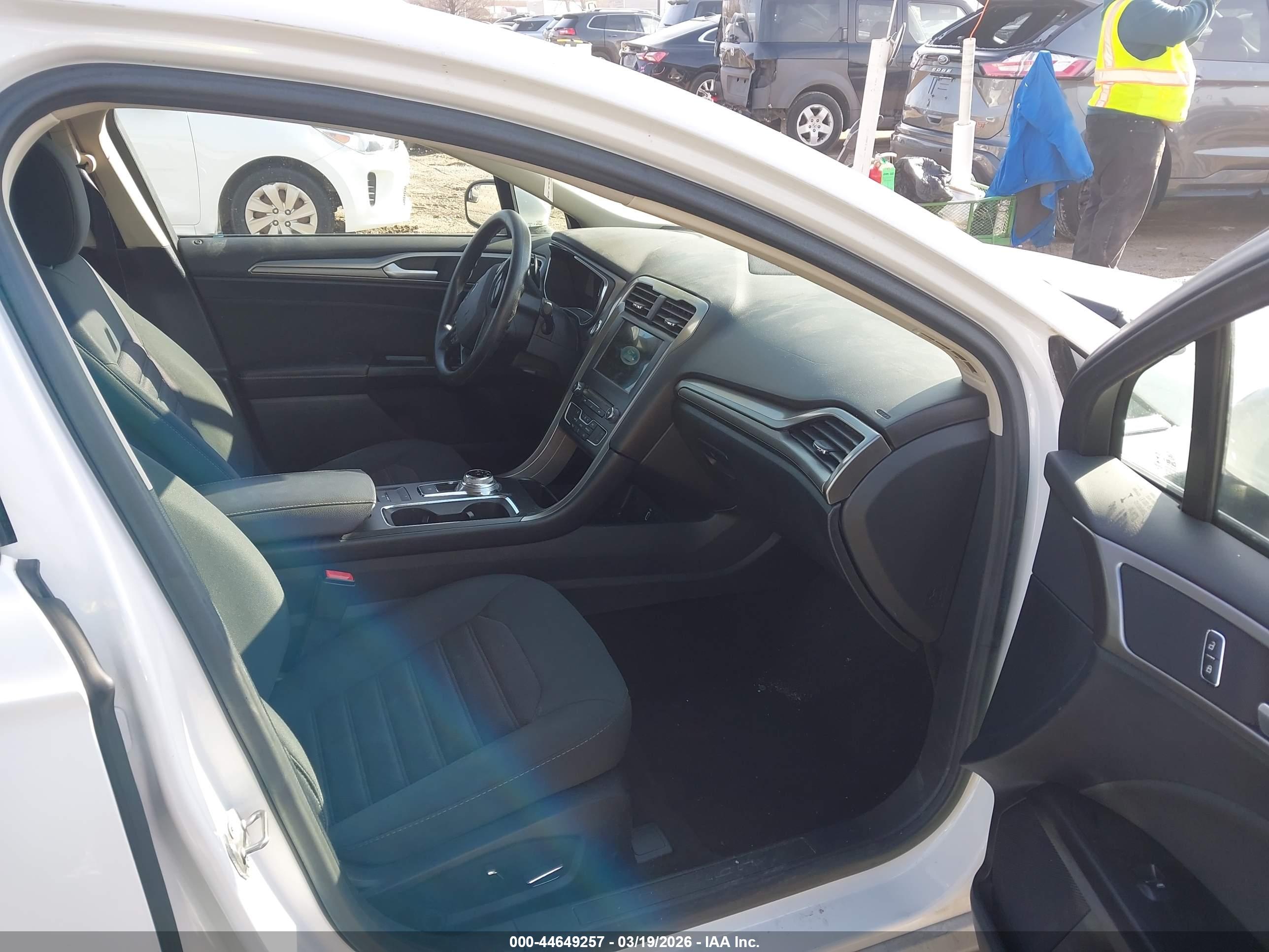 FORD FUSION image 5