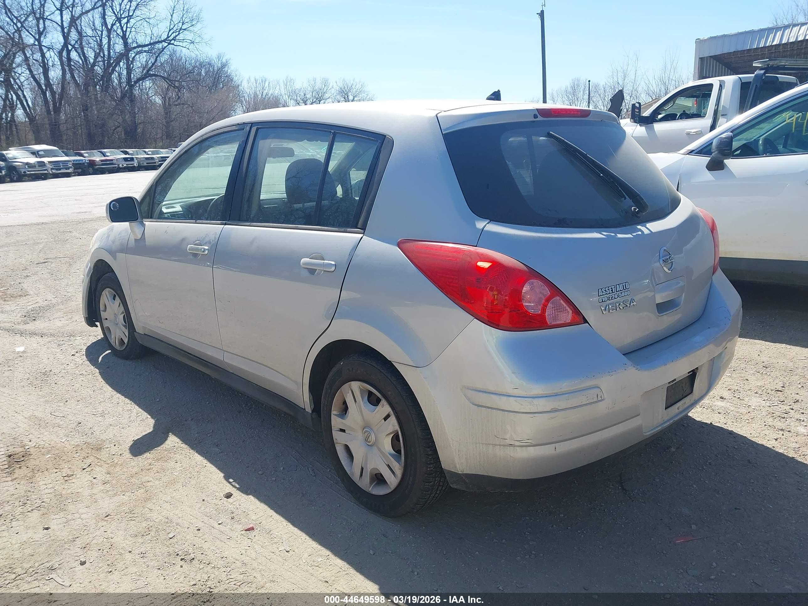 NISSAN VERSA image 3