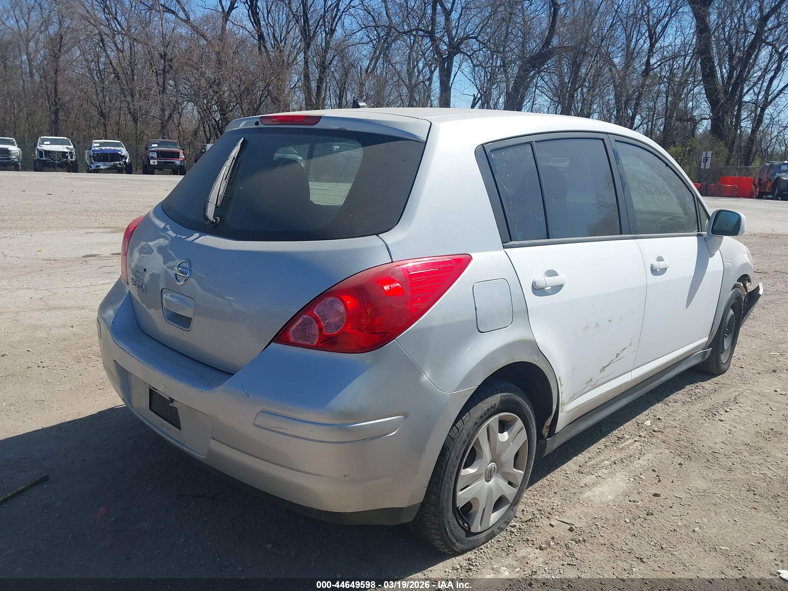 NISSAN VERSA image 4