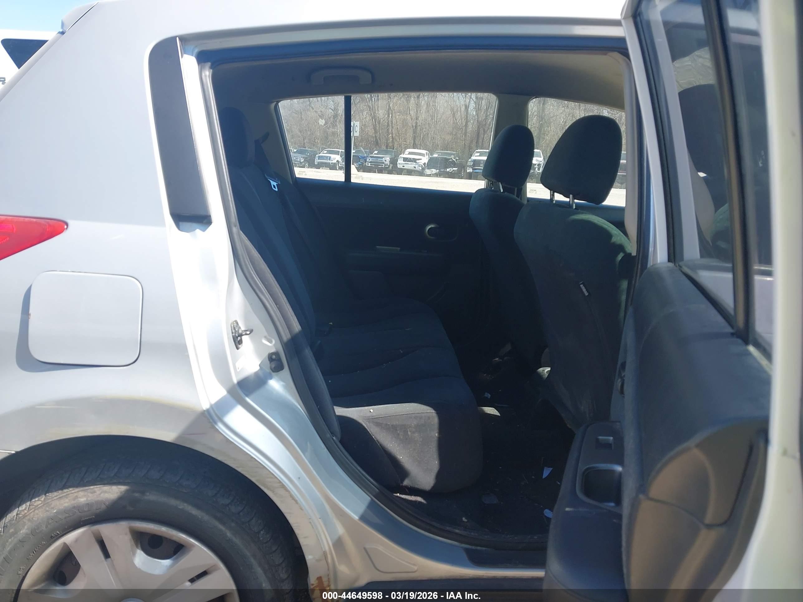NISSAN VERSA image 8
