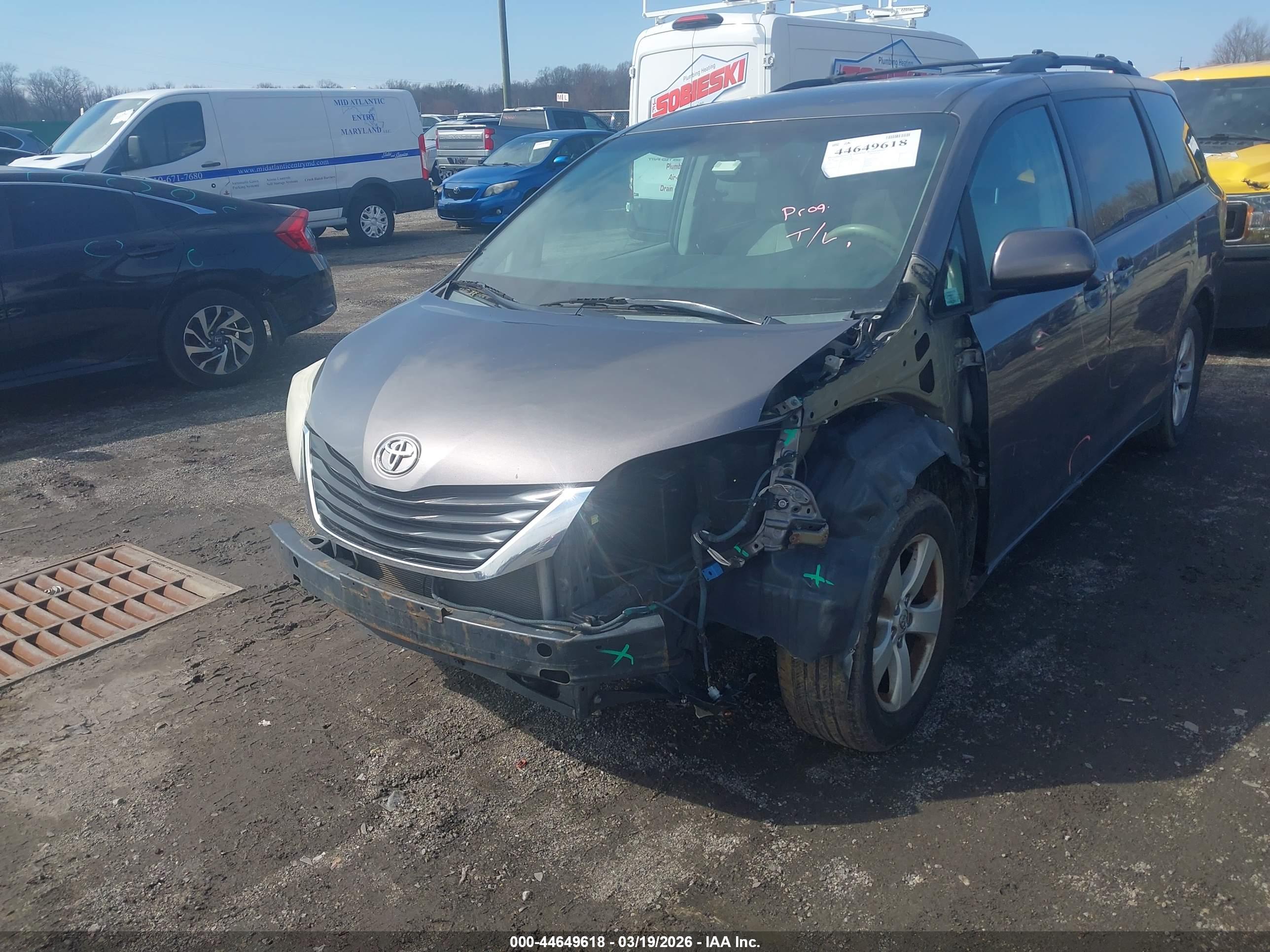 TOYOTA SIENNA image 6