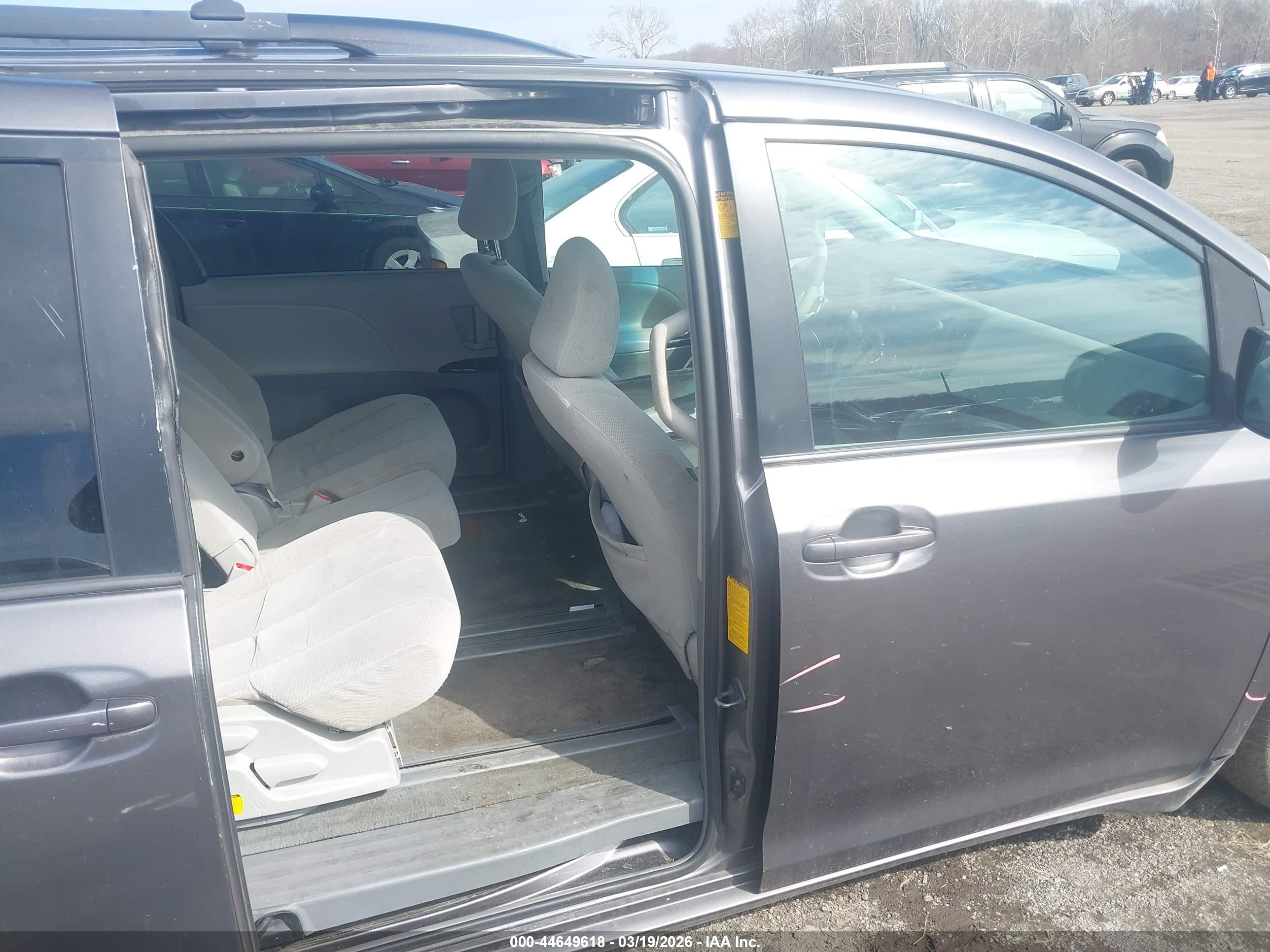TOYOTA SIENNA image 8