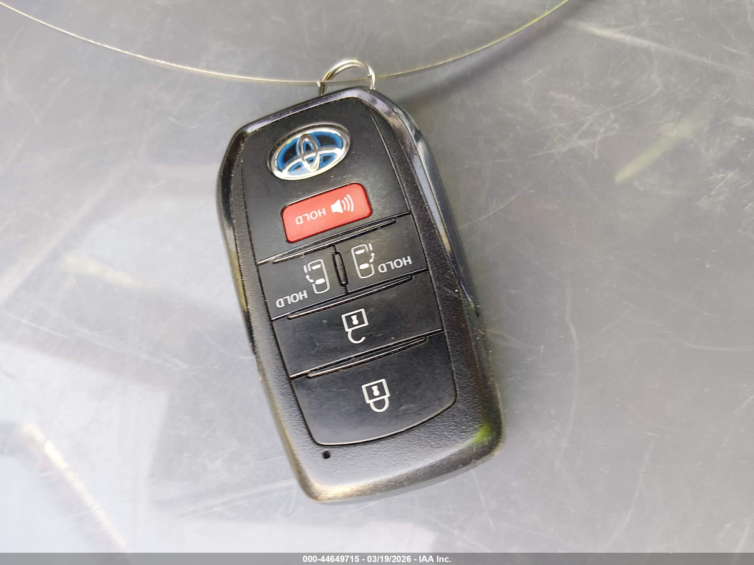 TOYOTA SIENNA image 11