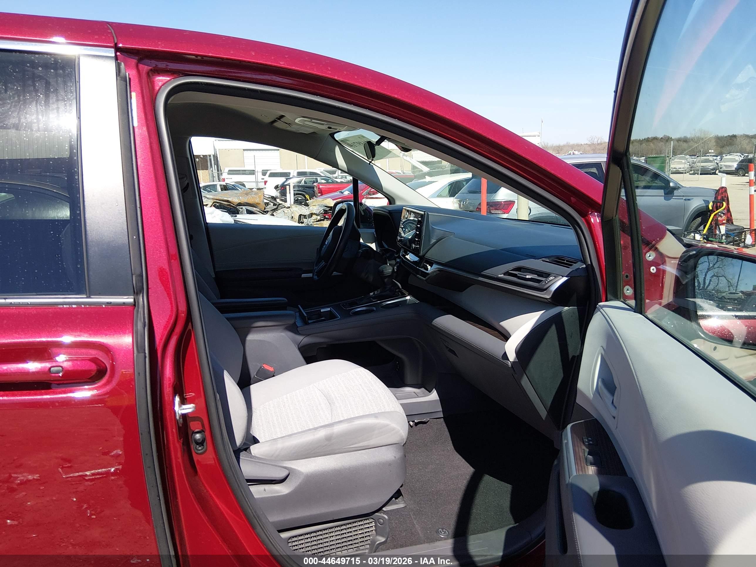 TOYOTA SIENNA image 5