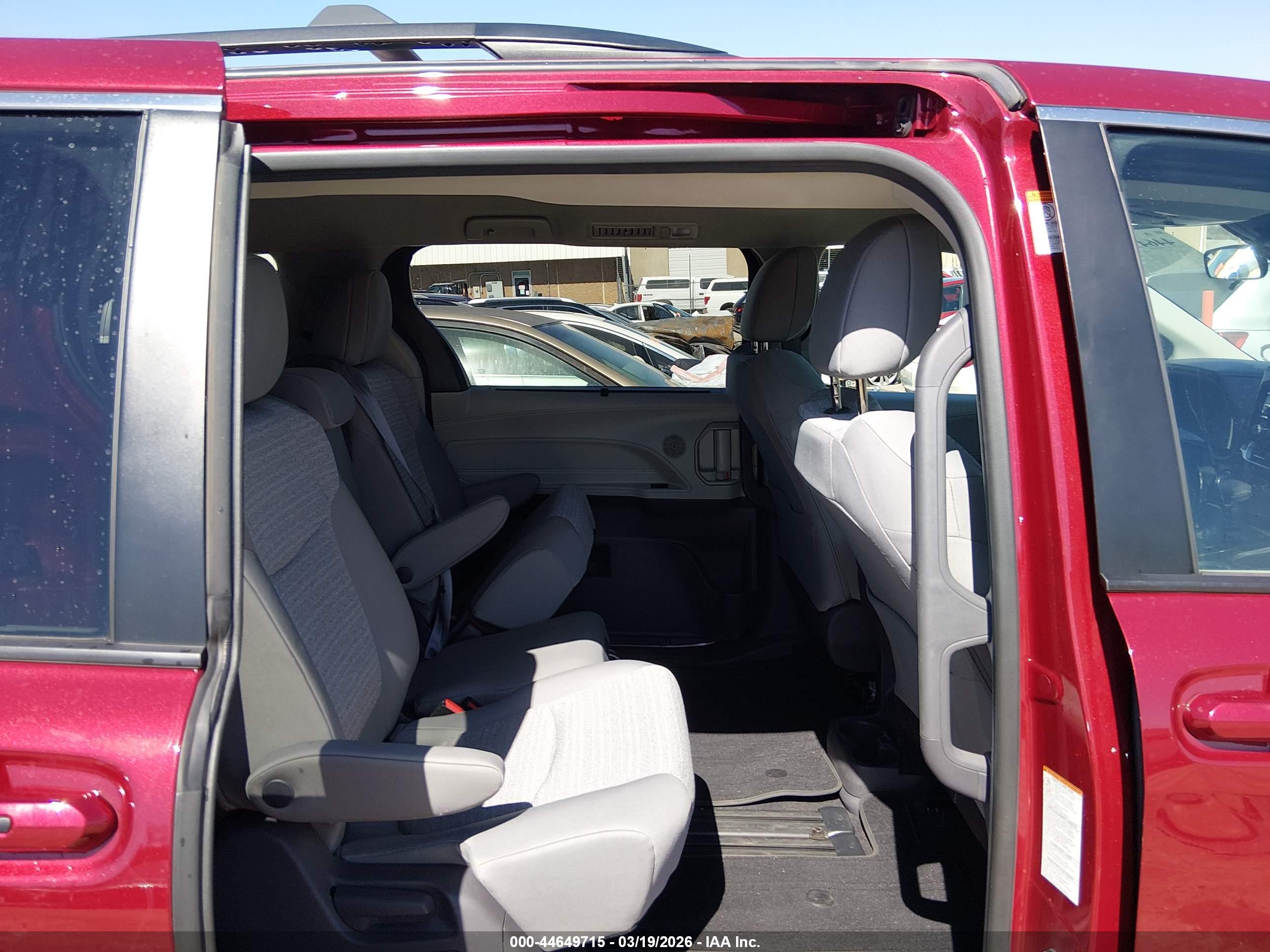 TOYOTA SIENNA image 8