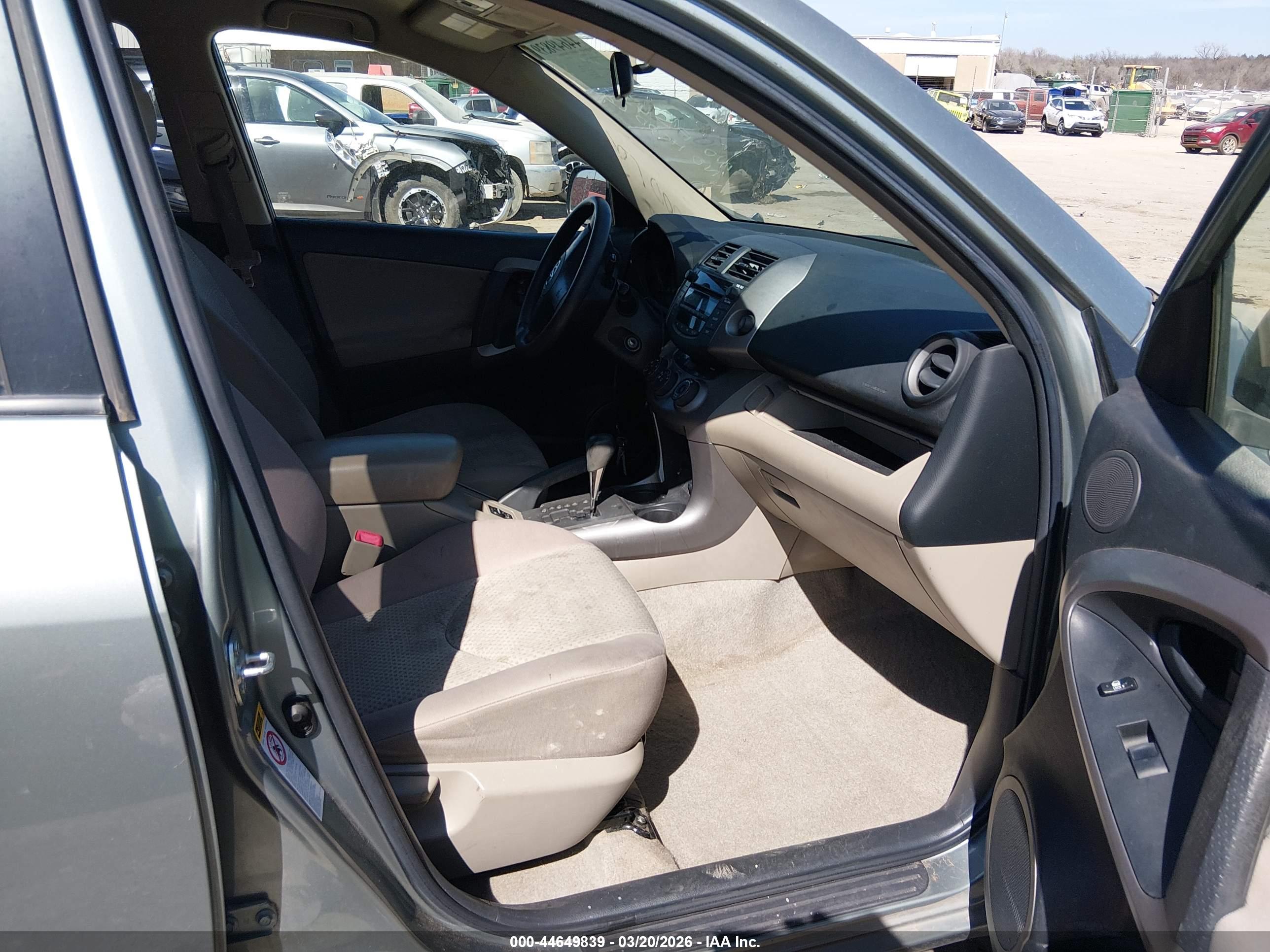 TOYOTA RAV4 image 5