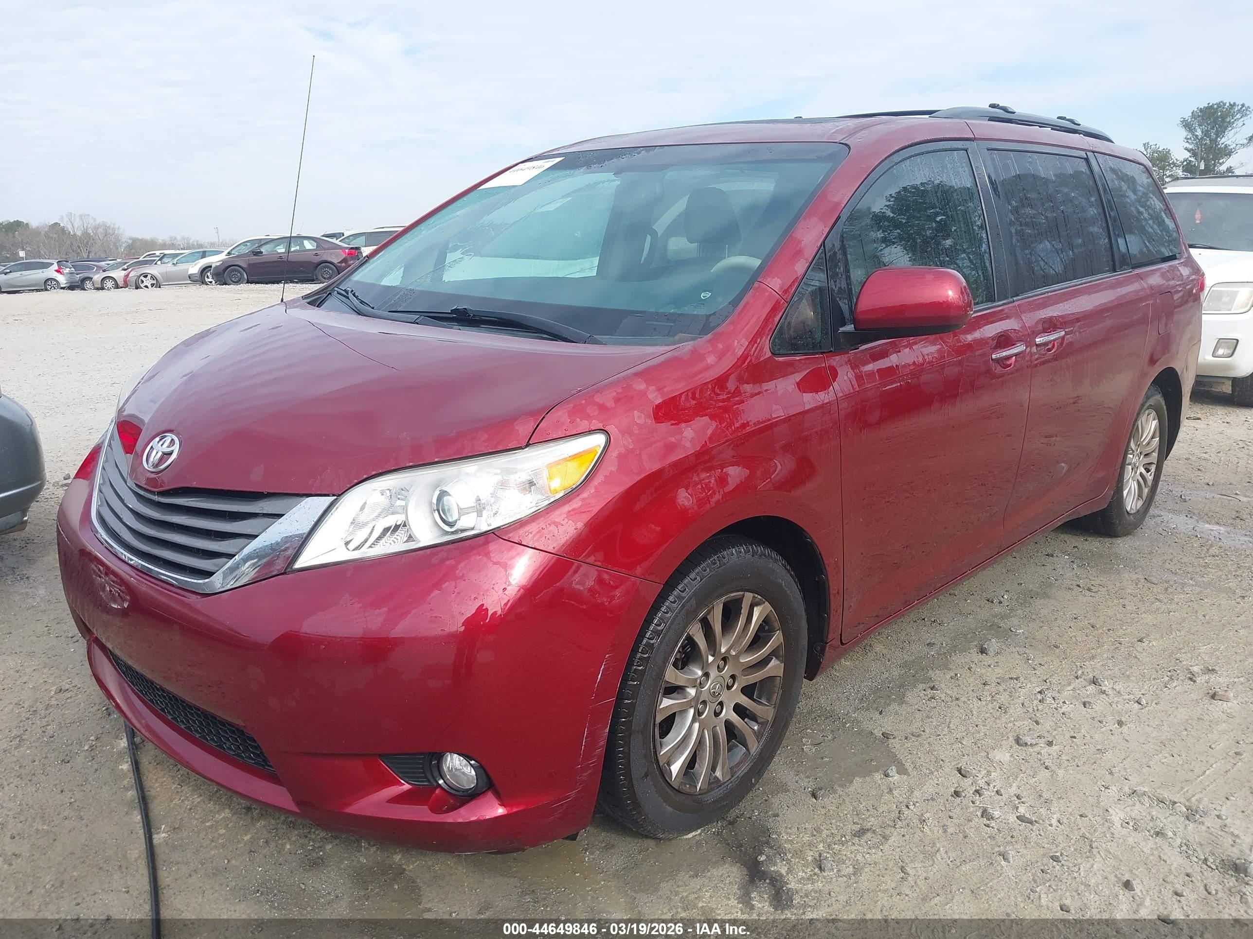 TOYOTA SIENNA image 2