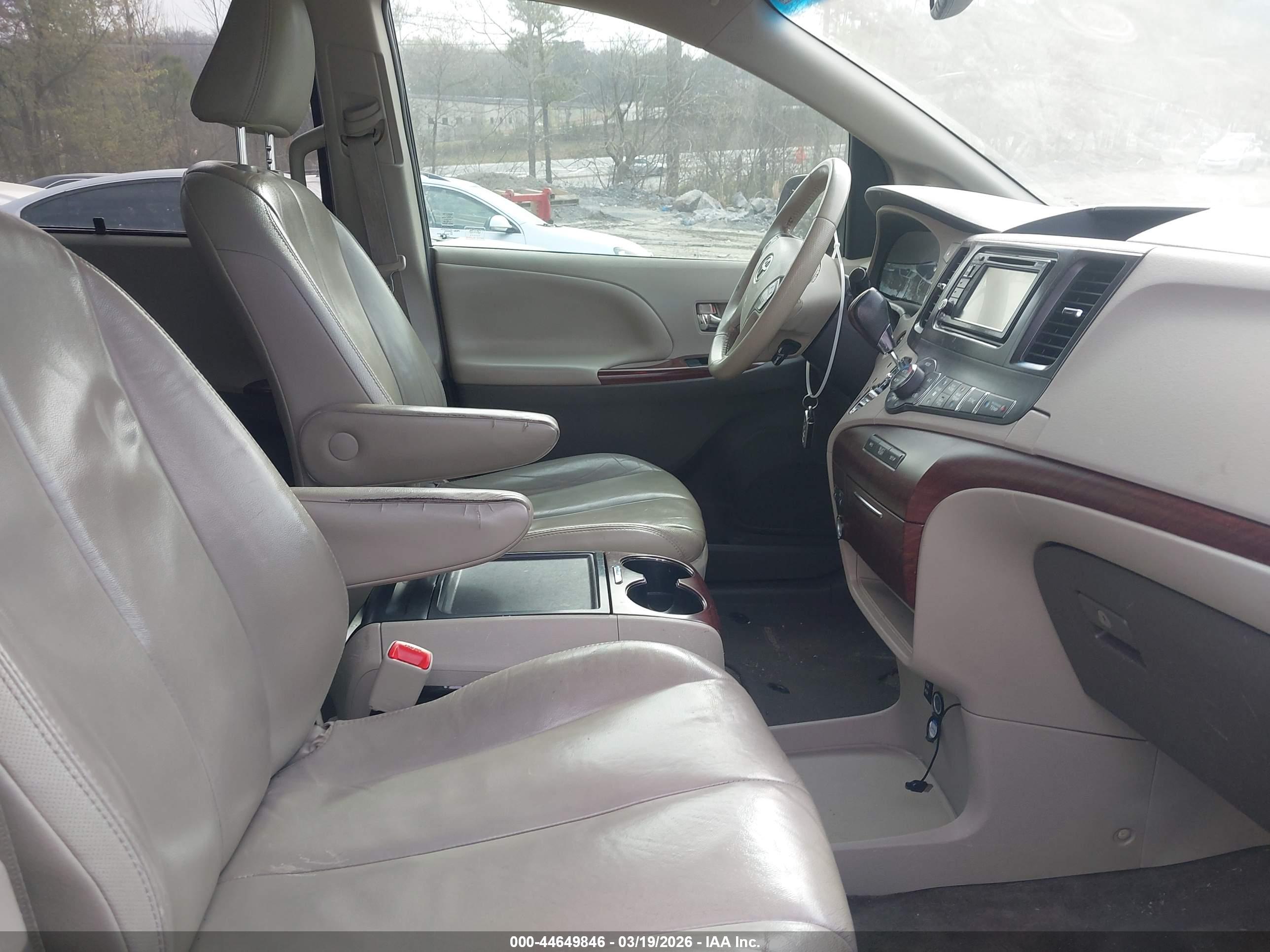 TOYOTA SIENNA image 5