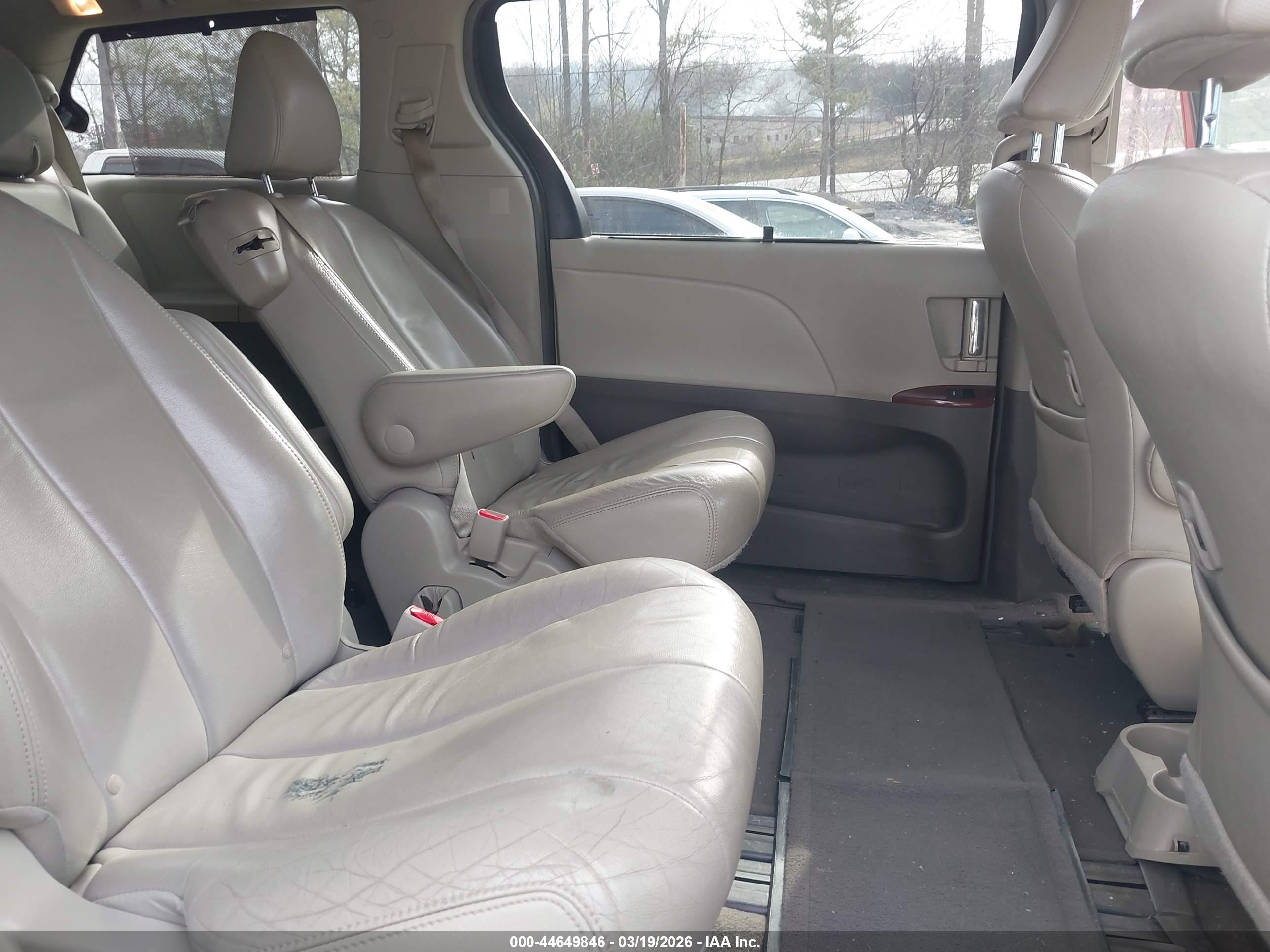 TOYOTA SIENNA image 8