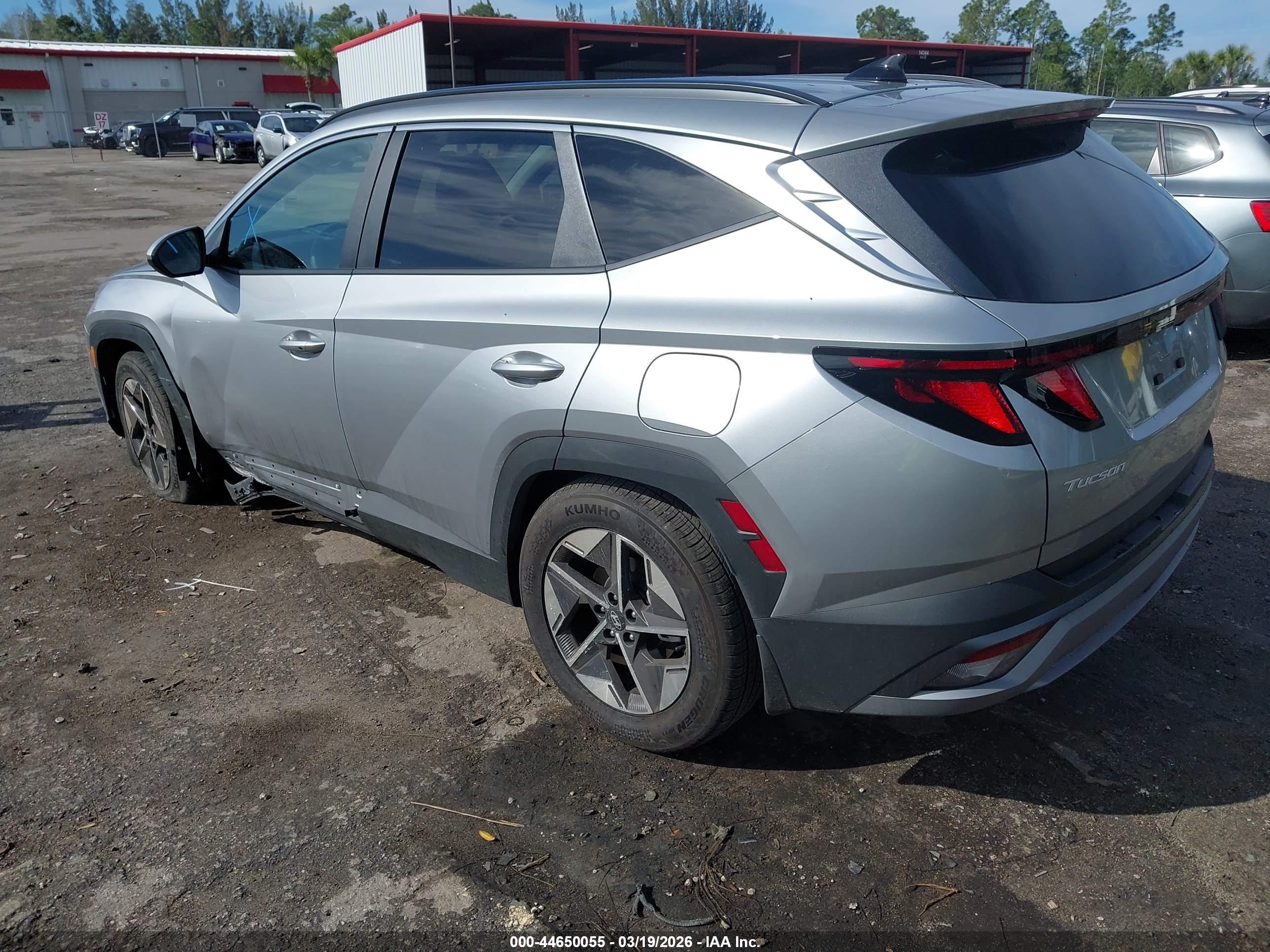HYUNDAI TUCSON image 3