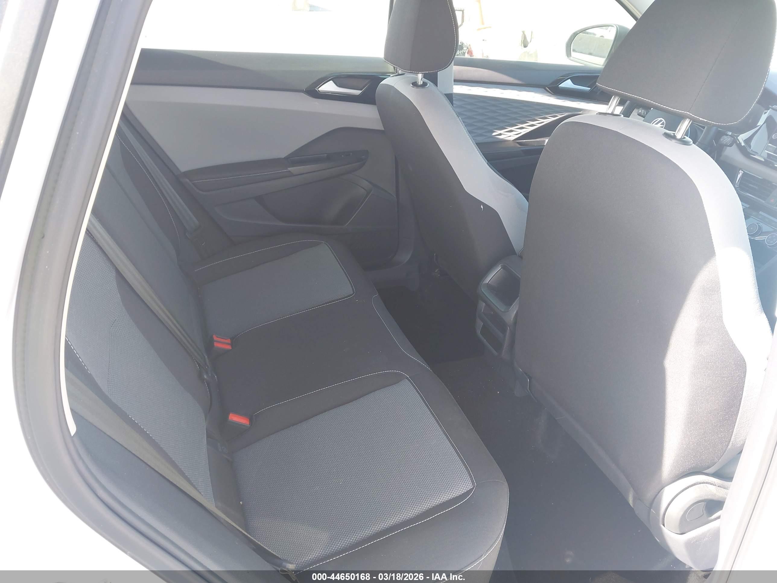 VOLKSWAGEN TAOS image 8