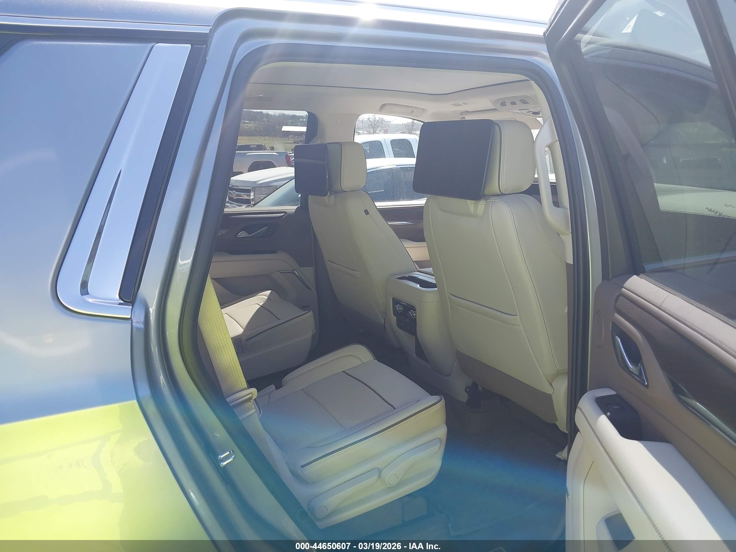 GMC YUKON image 8