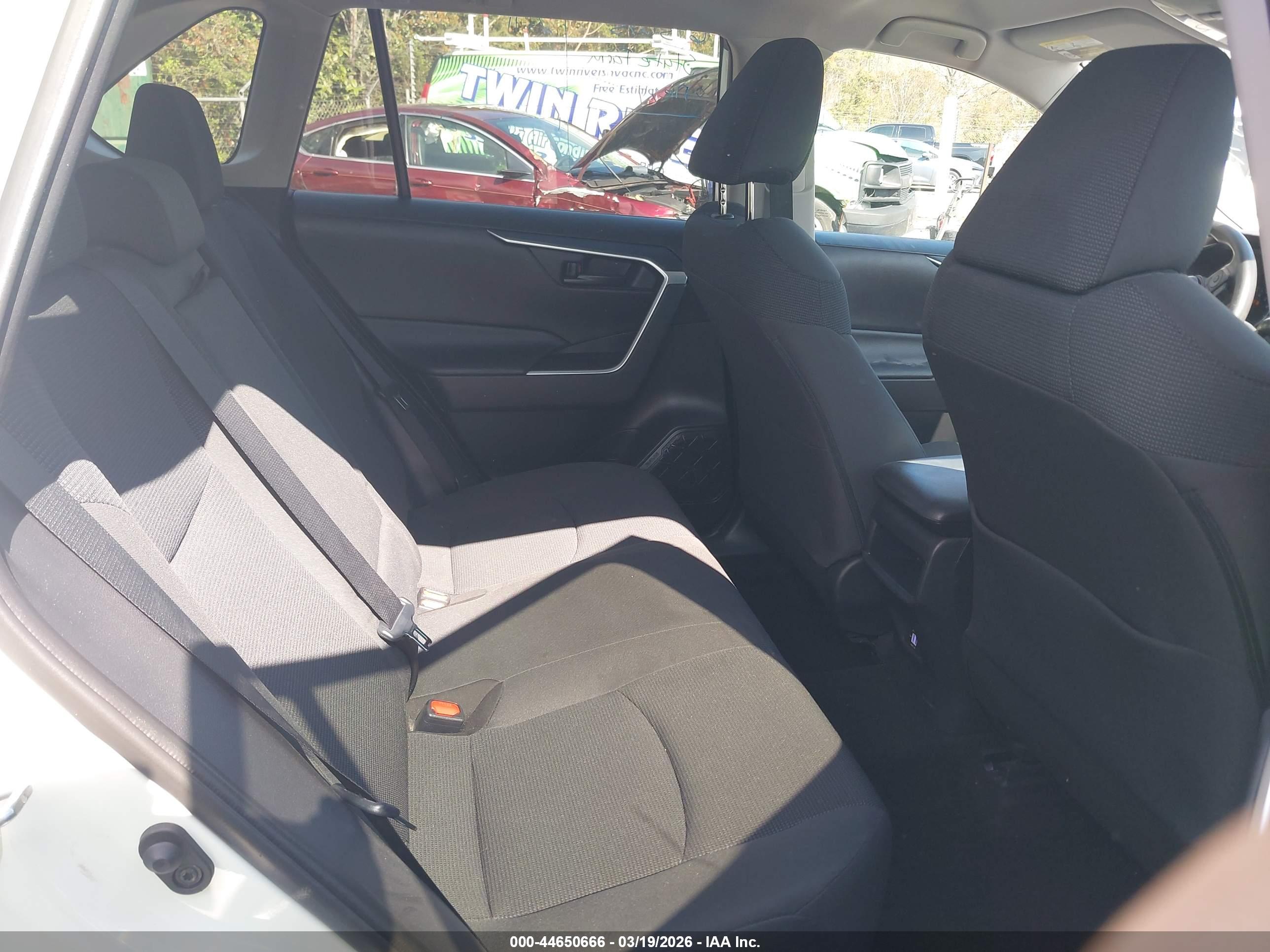 TOYOTA RAV4 image 8