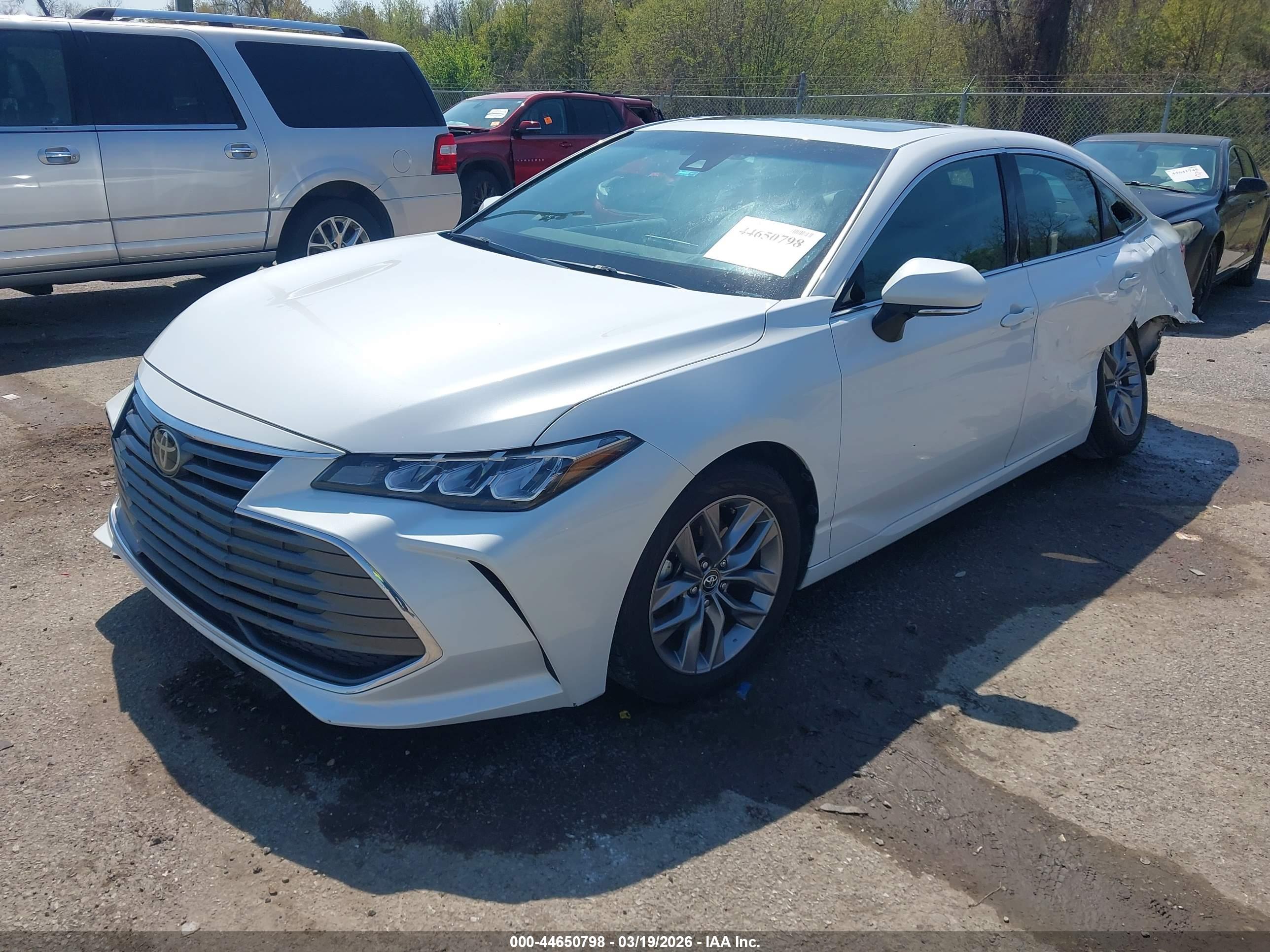 TOYOTA AVALON image 2