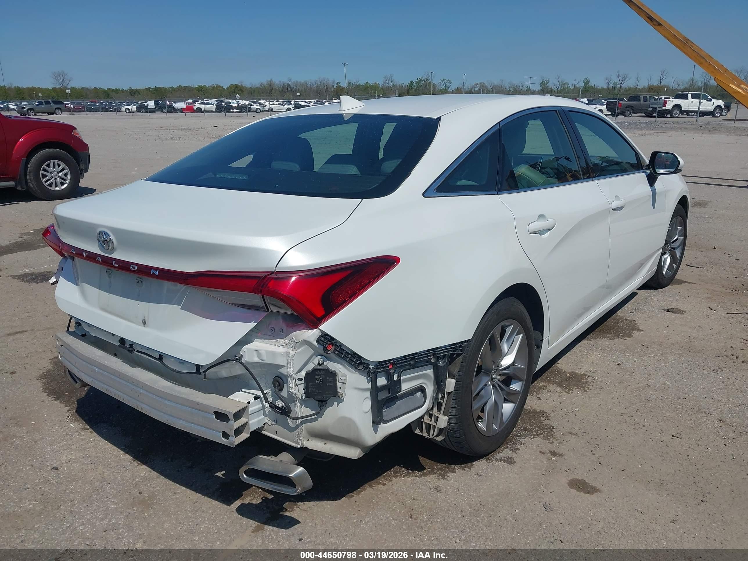 TOYOTA AVALON image 4