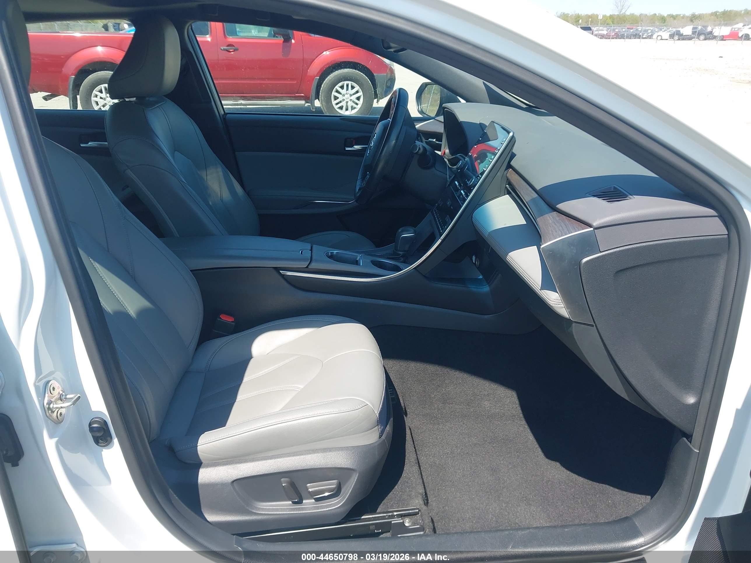 TOYOTA AVALON image 5