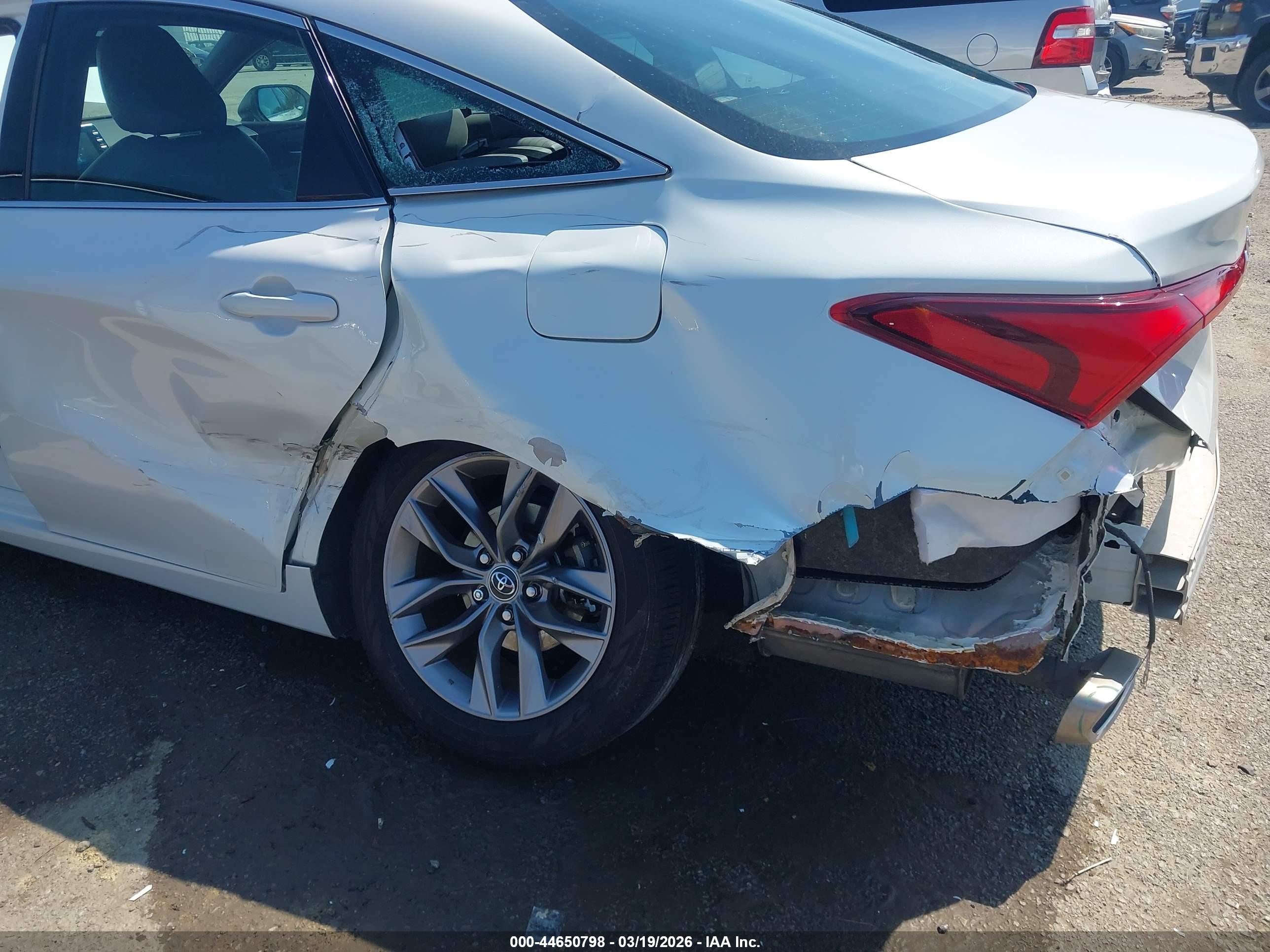 TOYOTA AVALON image 6