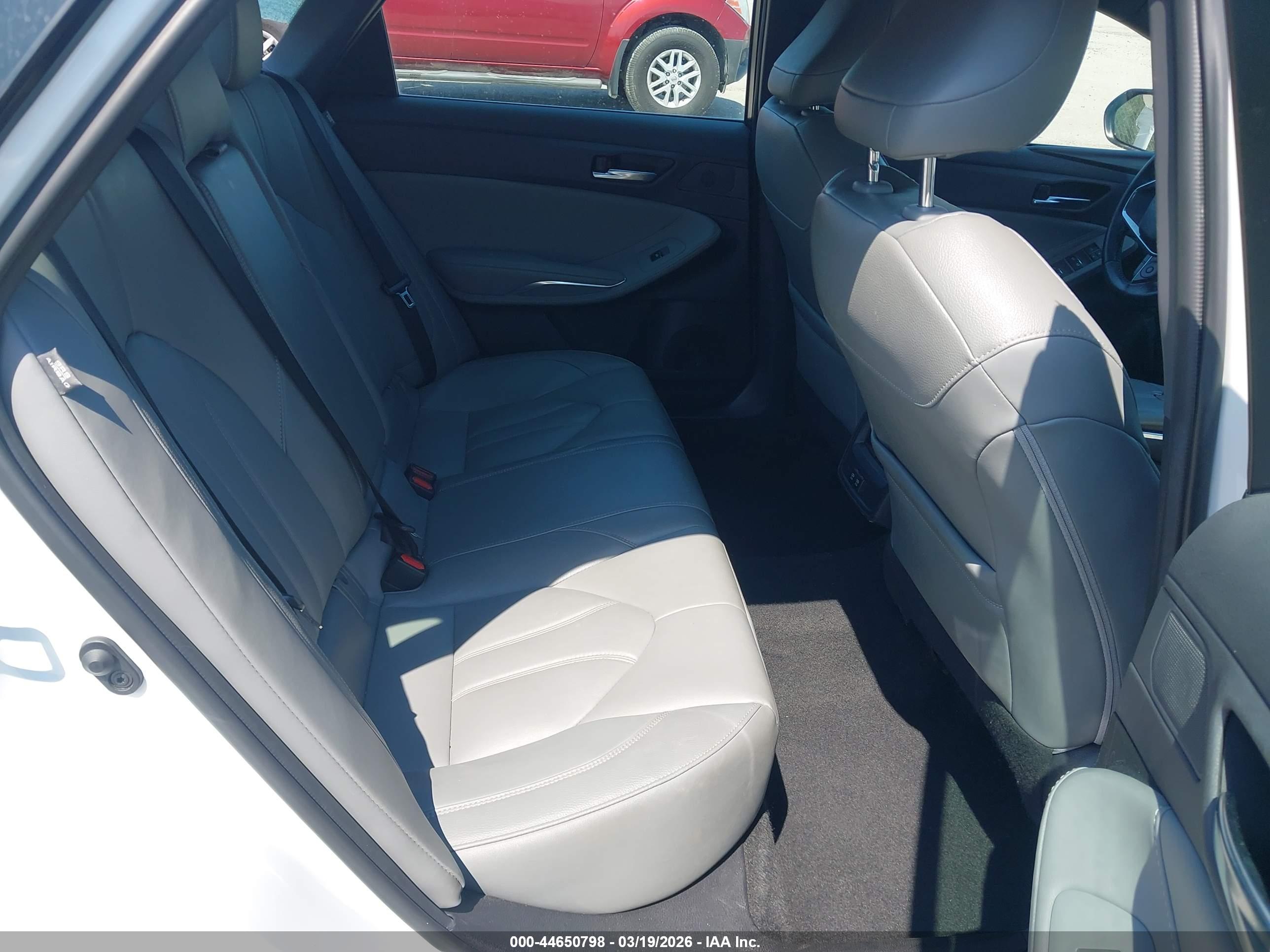 TOYOTA AVALON image 8