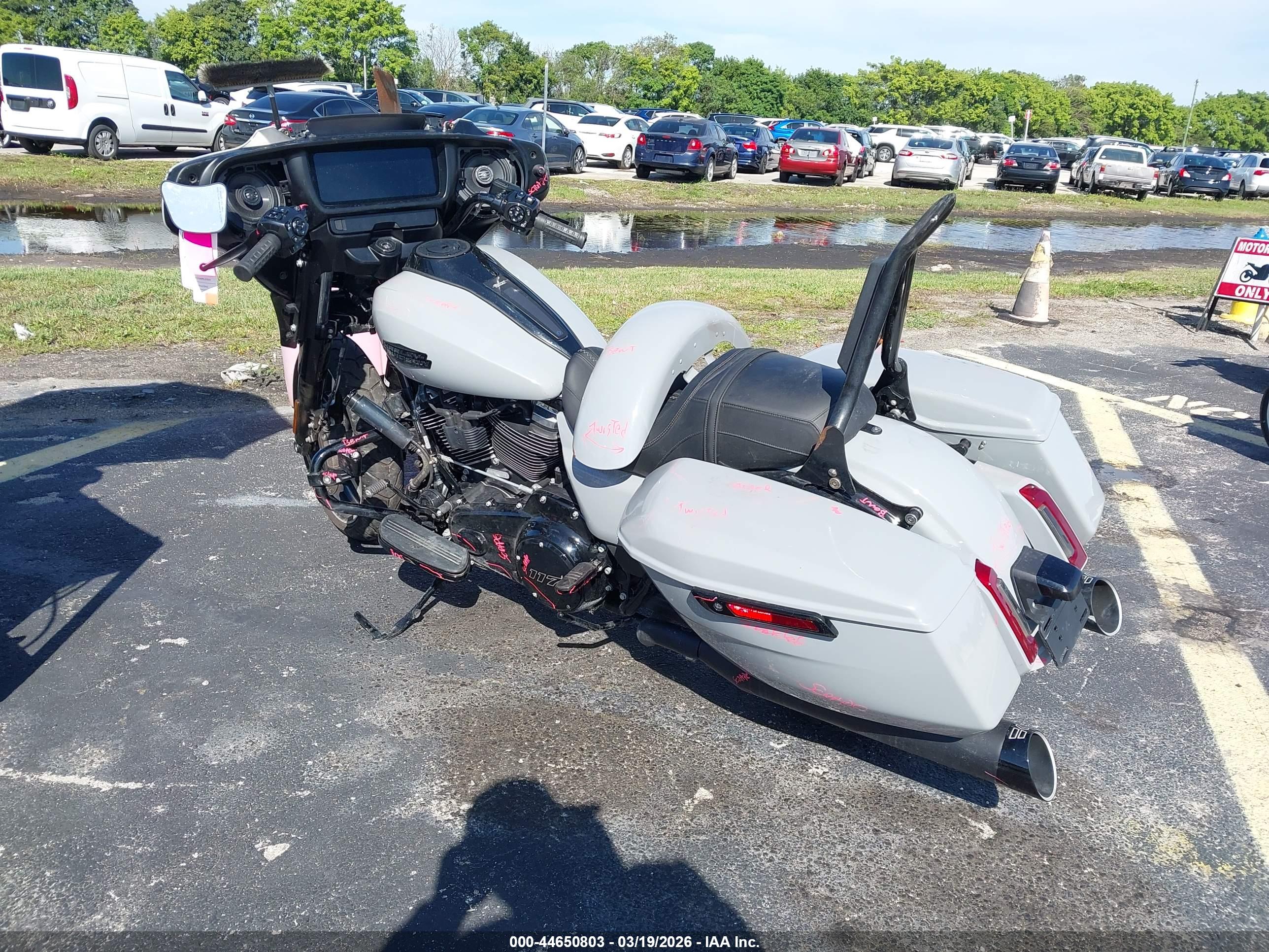 HARLEY-DAVIDSON FLHX image 3