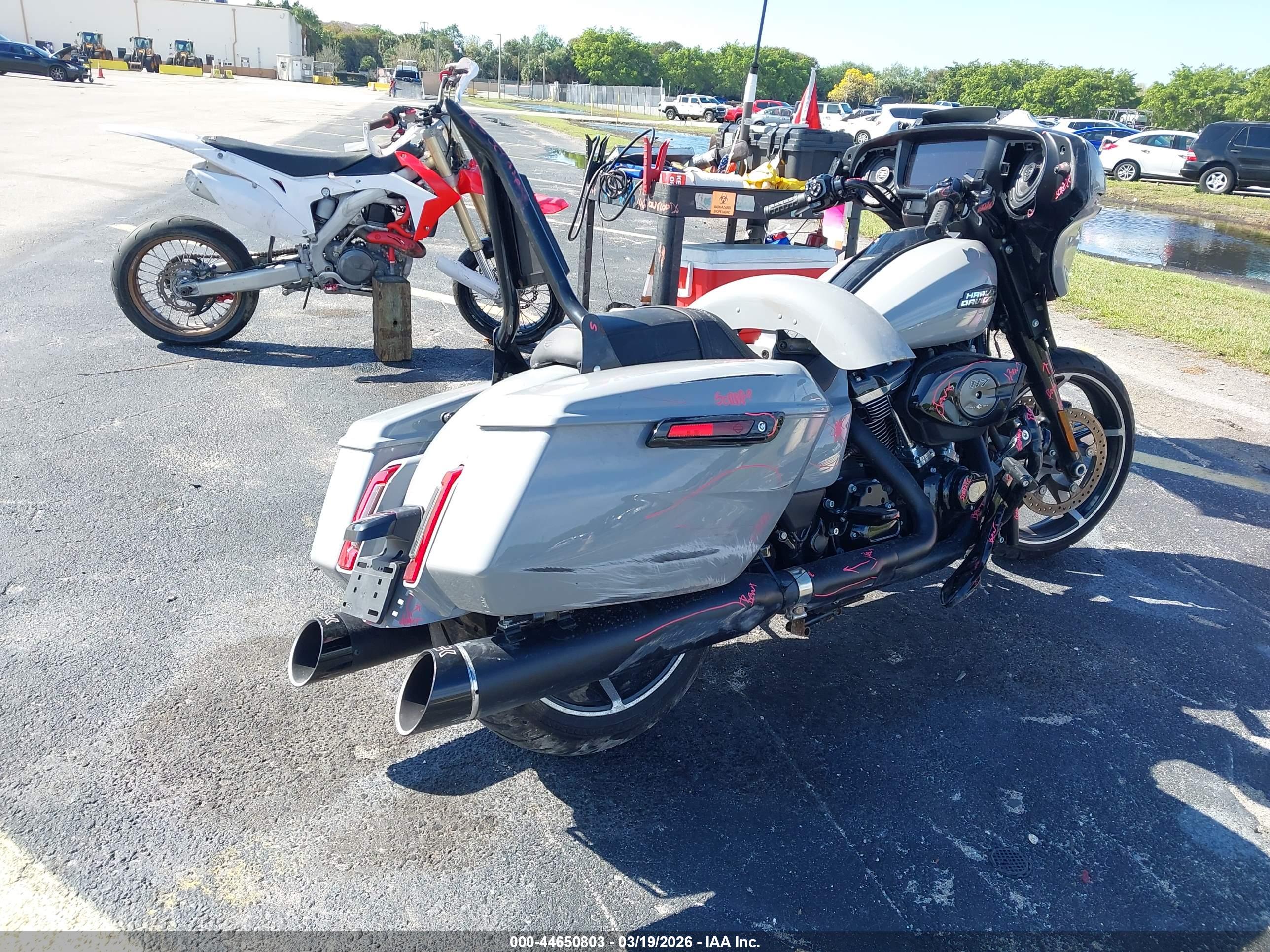 HARLEY-DAVIDSON FLHX image 4