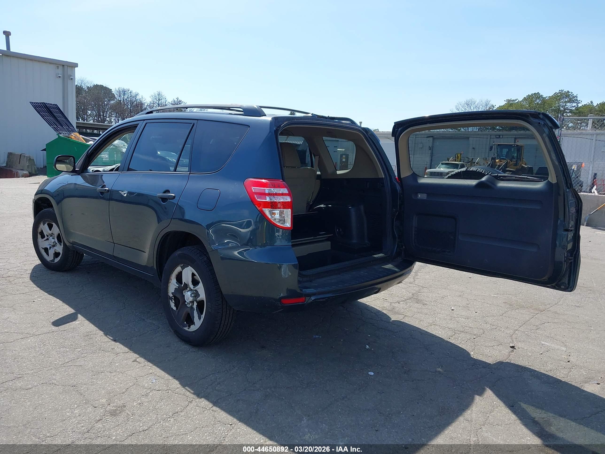 TOYOTA RAV4 image 3