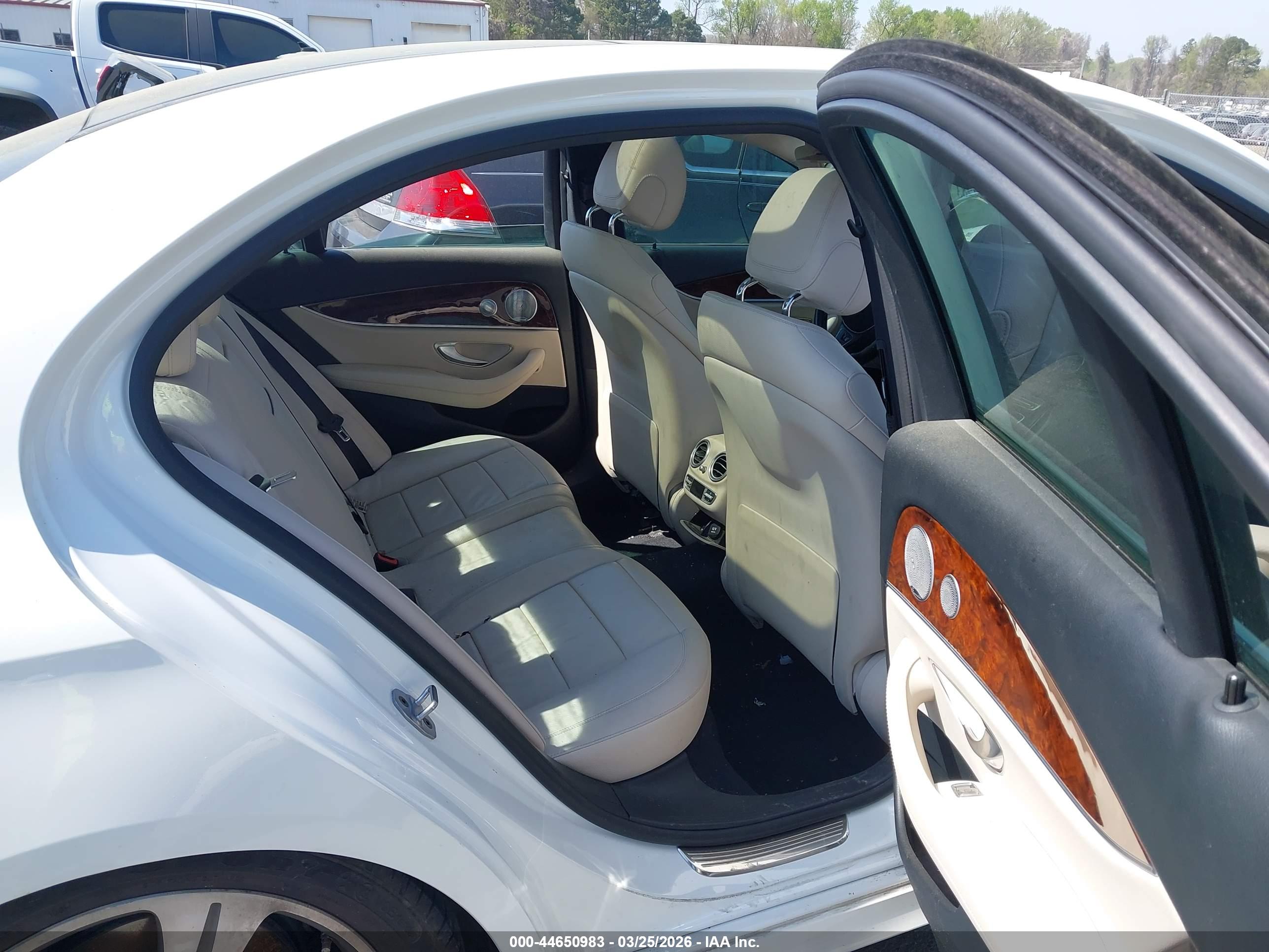 MERCEDES-BENZ E image 8