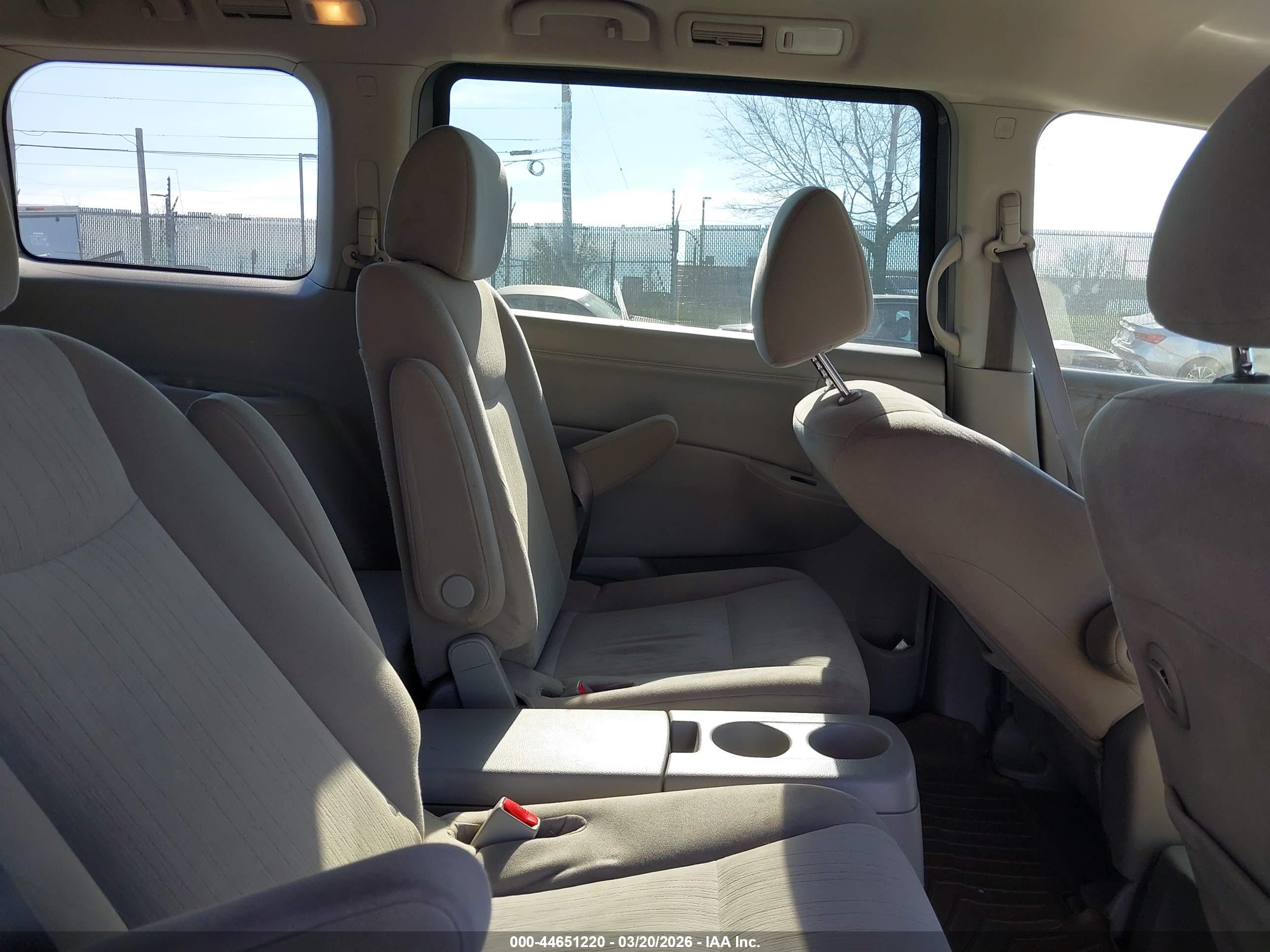 NISSAN QUEST image 8