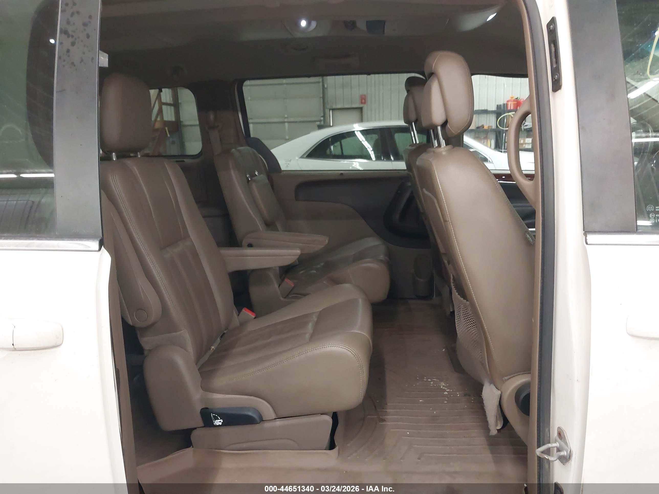 CHRYSLER TOWN image 8